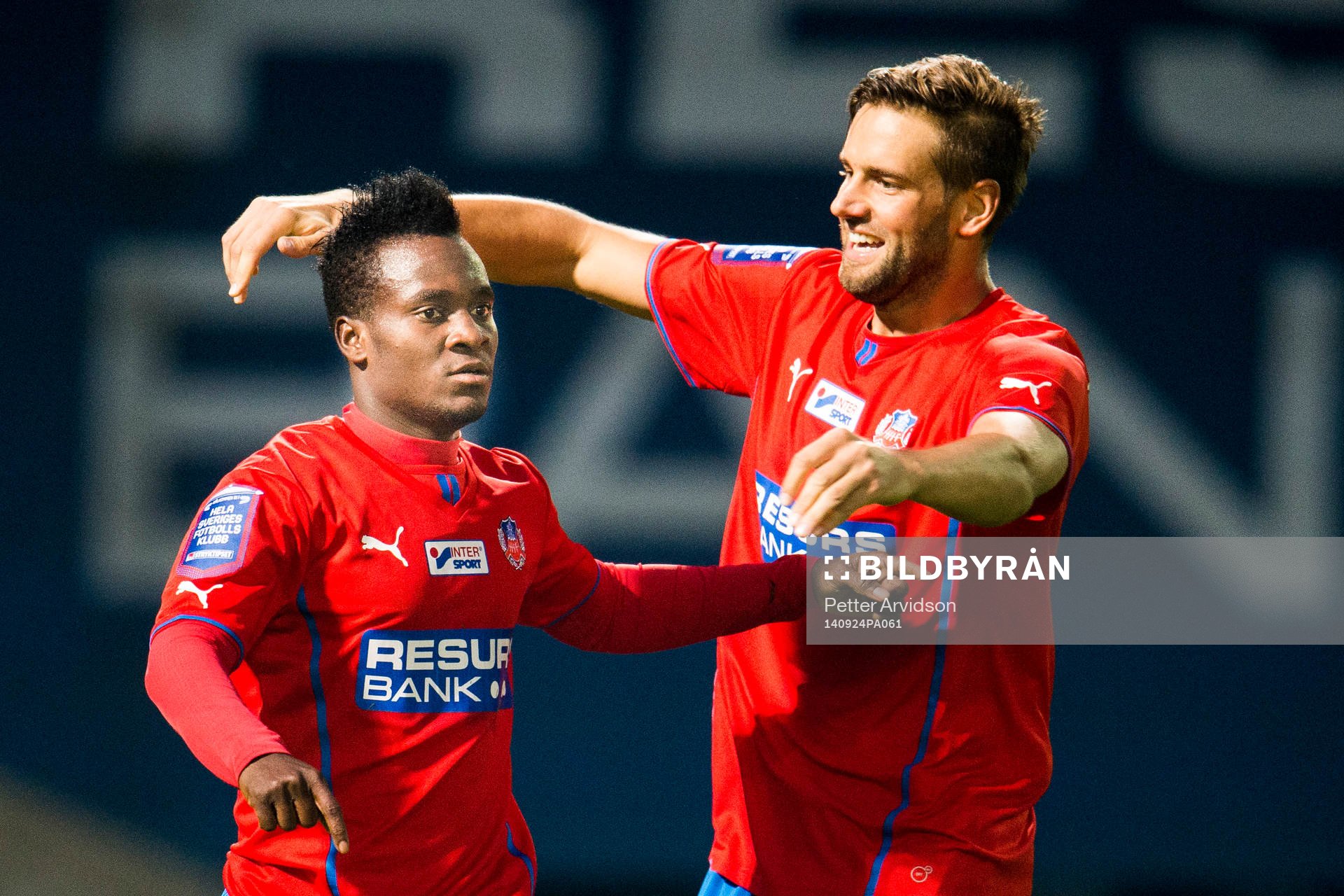 Helsingborgs David Accam (tv) har gjort 1-0 och kramas om