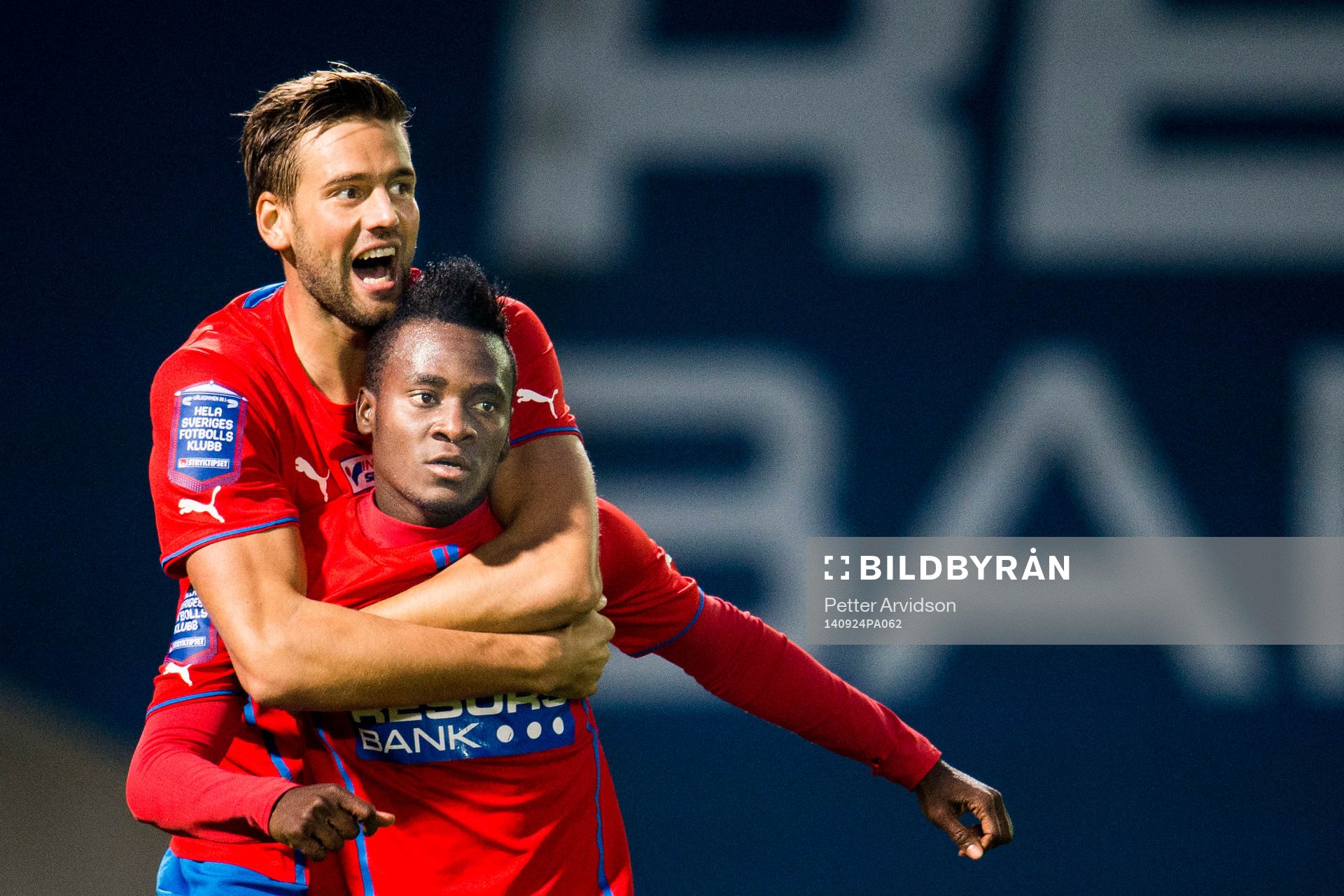 Helsingborgs David Accam (tv) har gjort 1-0 och kramas om