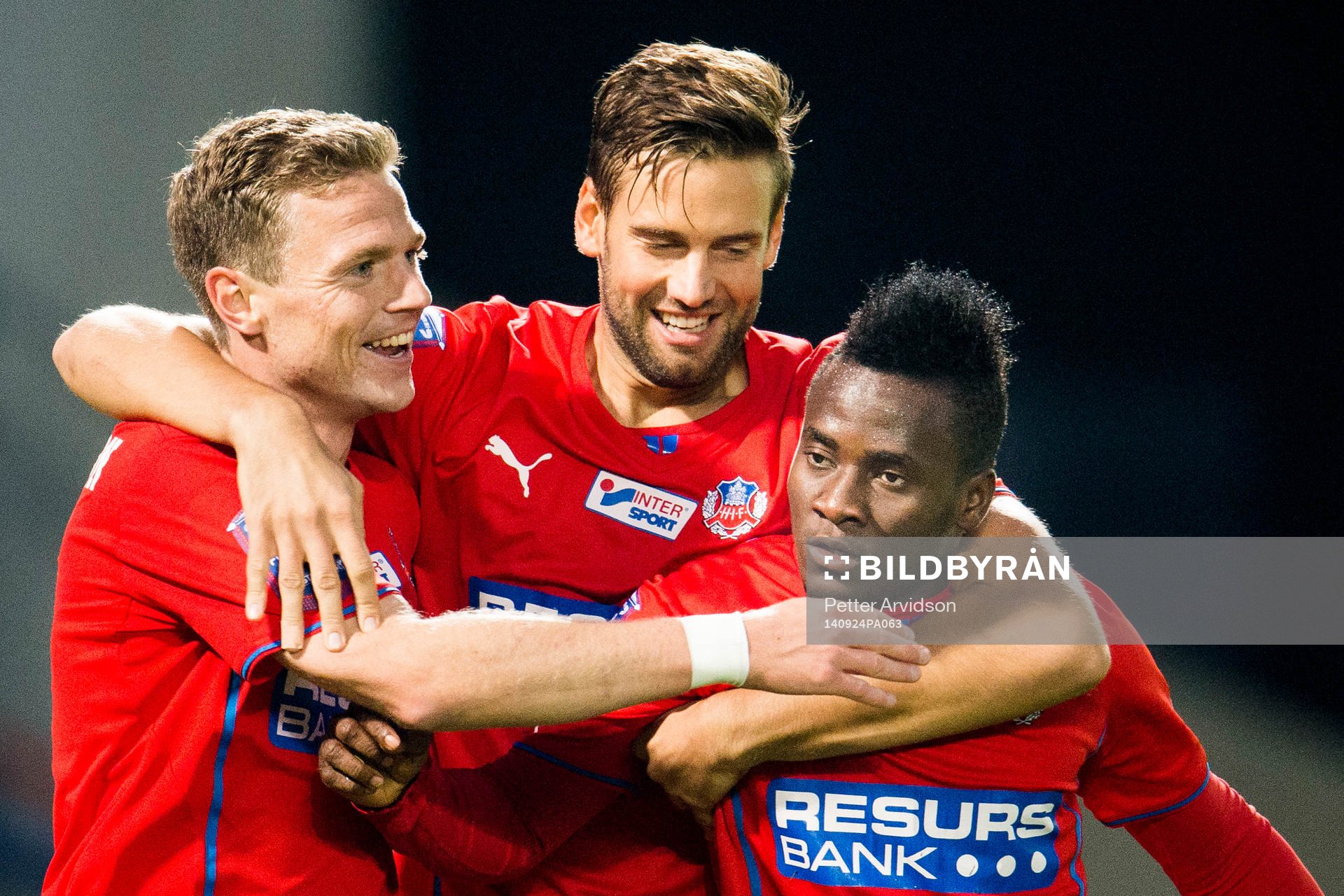 Helsingborgs David Accam (th) har gjort 1-0 och kramas om av Mikael Dahlberg (m) och Arnór Smárason (tv) under fotbollsmatchen i Allsvenskan mellan Helsingborg och Brommapojkarna den 24 september 2014 i Helsingborg.