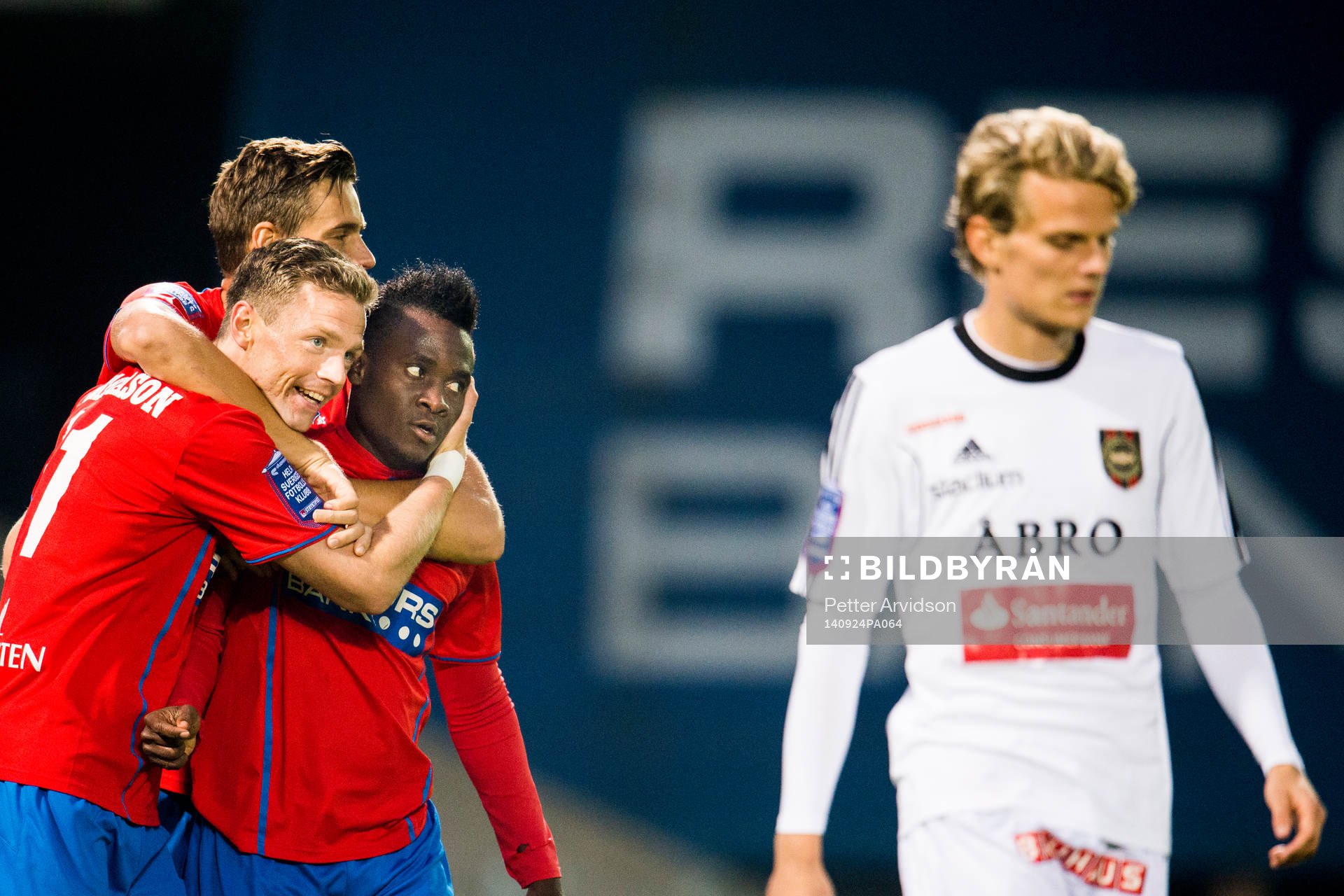 Helsingborgs David Accam (th) har gjort 1-0 och kramas om