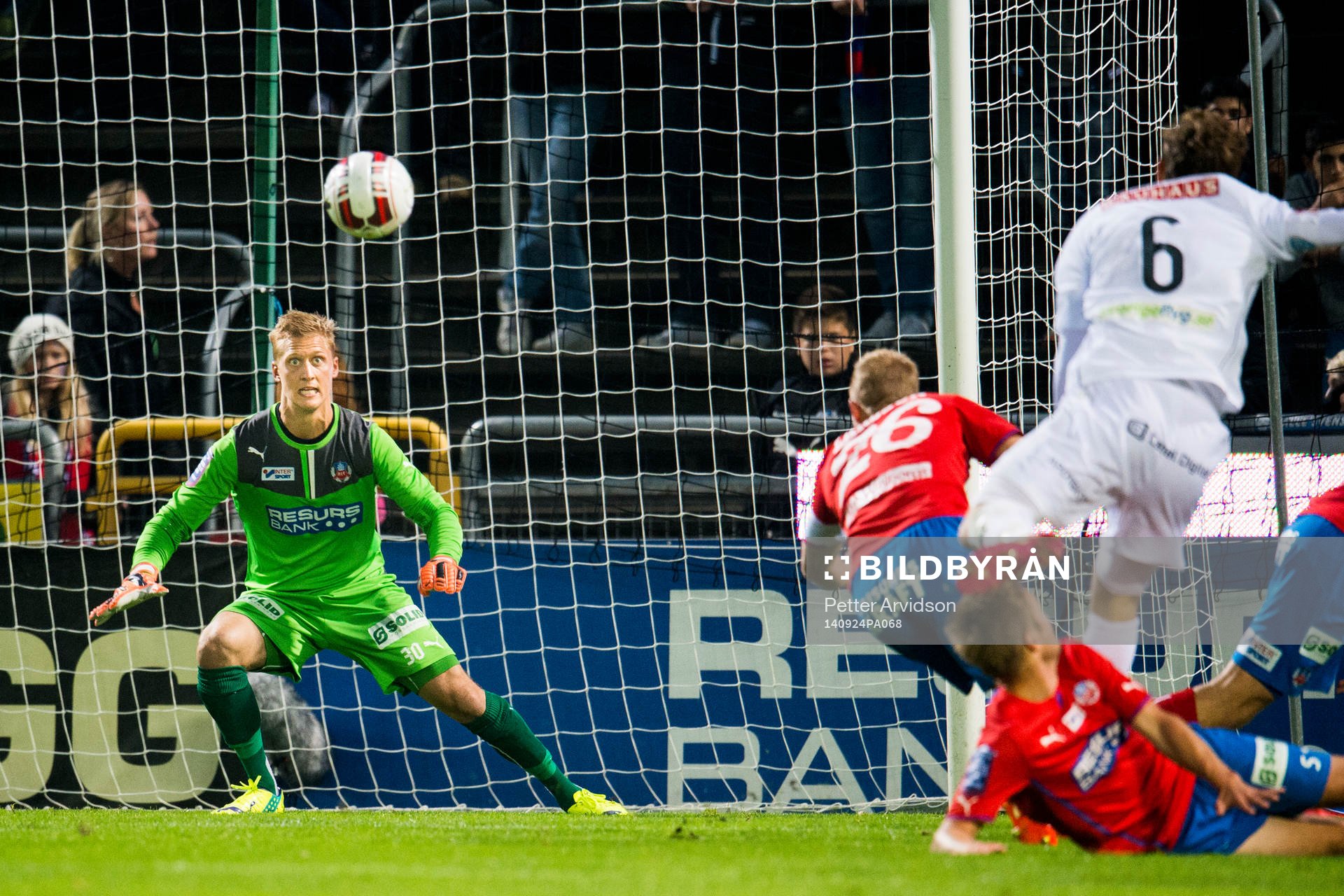 Brommapojkarnas Jesper Karlström skjuter in 1-1 bakom