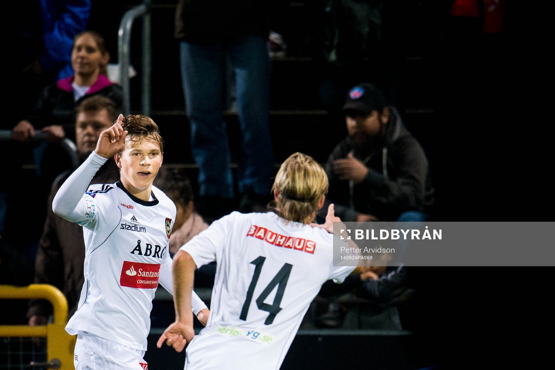 Brommapojkarnas Jesper Karlström jublar mot Nicklas