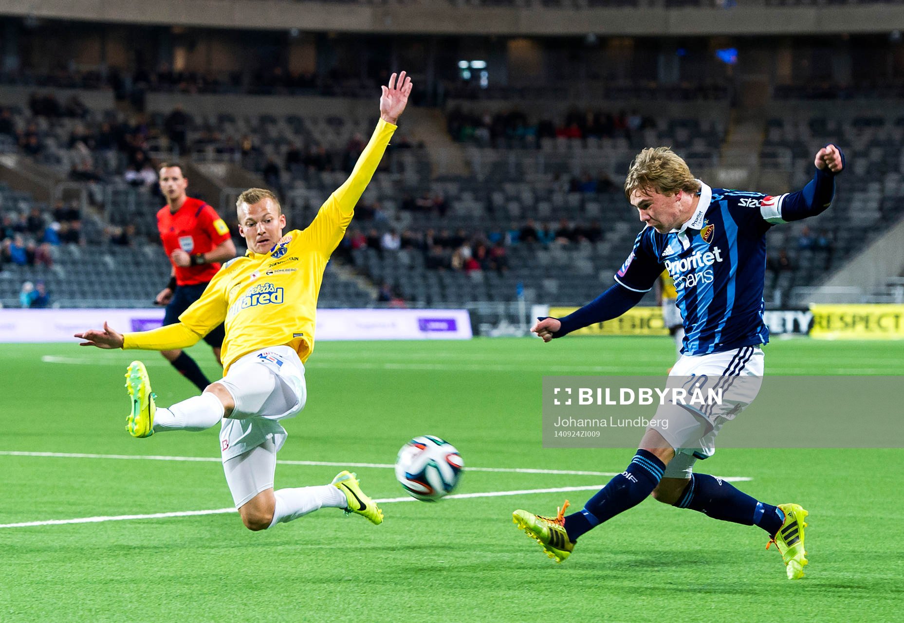 Djurgårdens Simon Tibbling med ett inlägg förbi