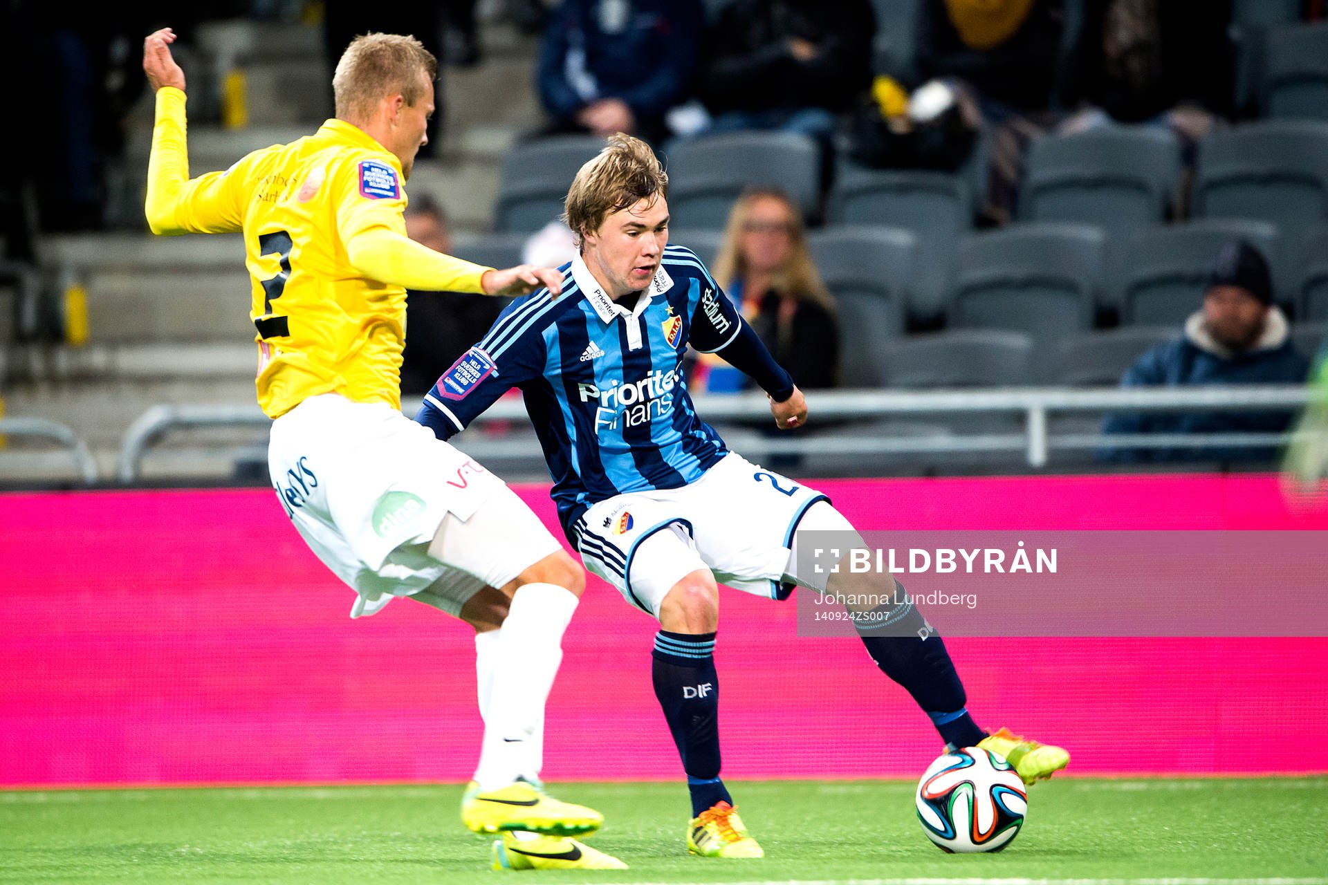Djurgårdens Simon Tibbling tar sig förbi Falkenbergs