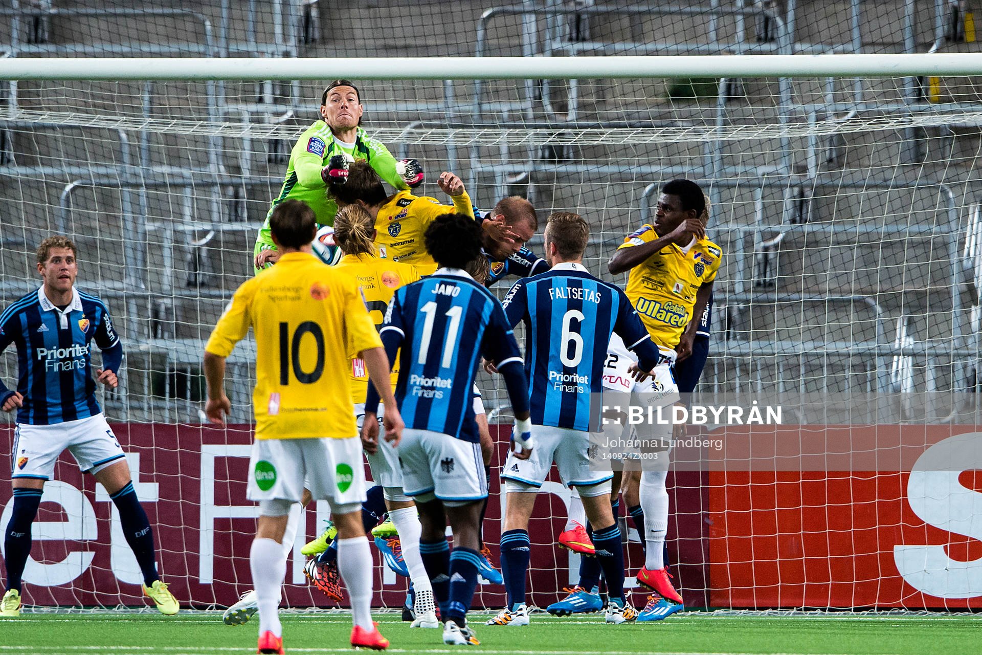 Djurgårdens målvakt Kenneth Høie plockar ner en boll vid