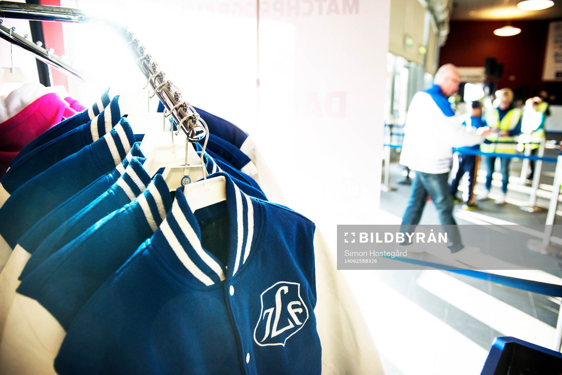 Tröjor med Leksands logotyp säljes i Starshop i entrén