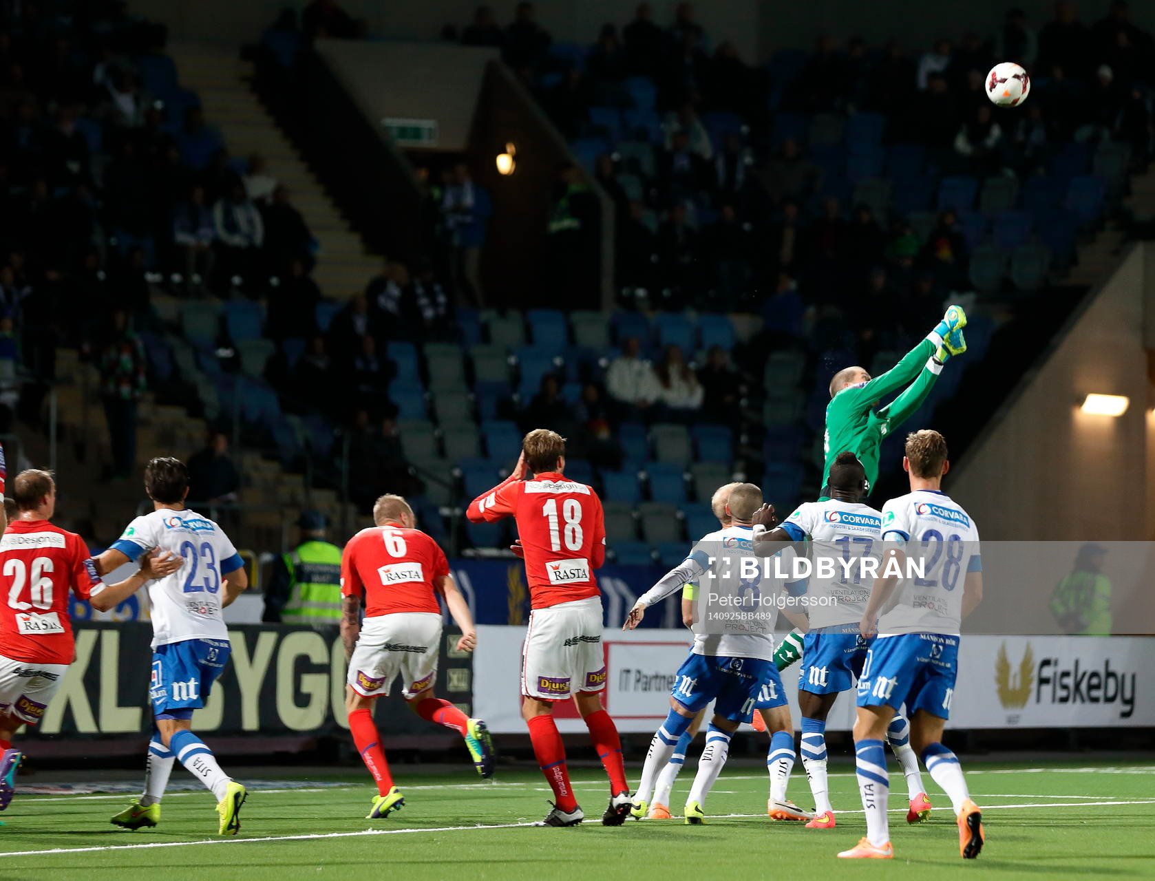 Norrköpings målvakt Marcus Sahlman boxar bollen