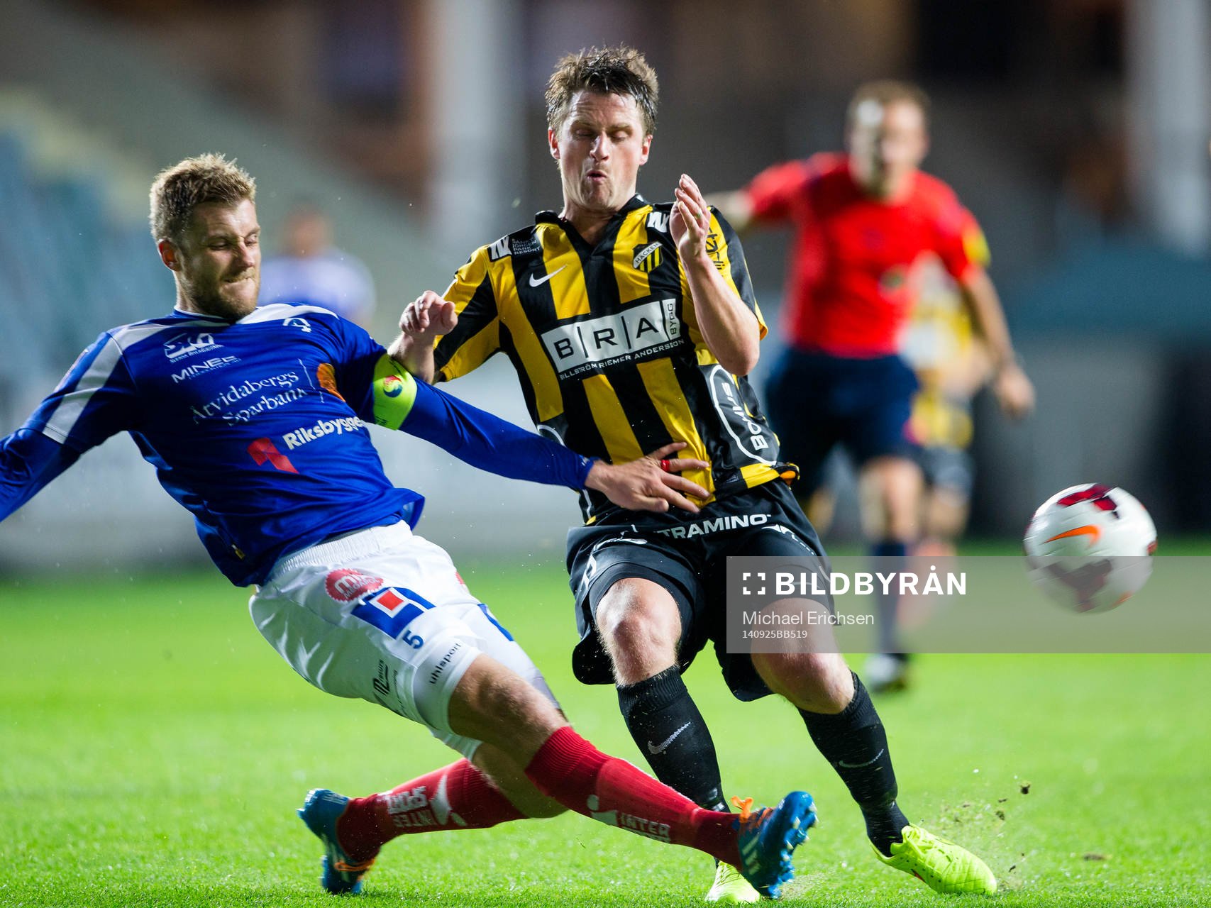Åtvidabergs Daniel Hallingström glidtacklar undan bollen