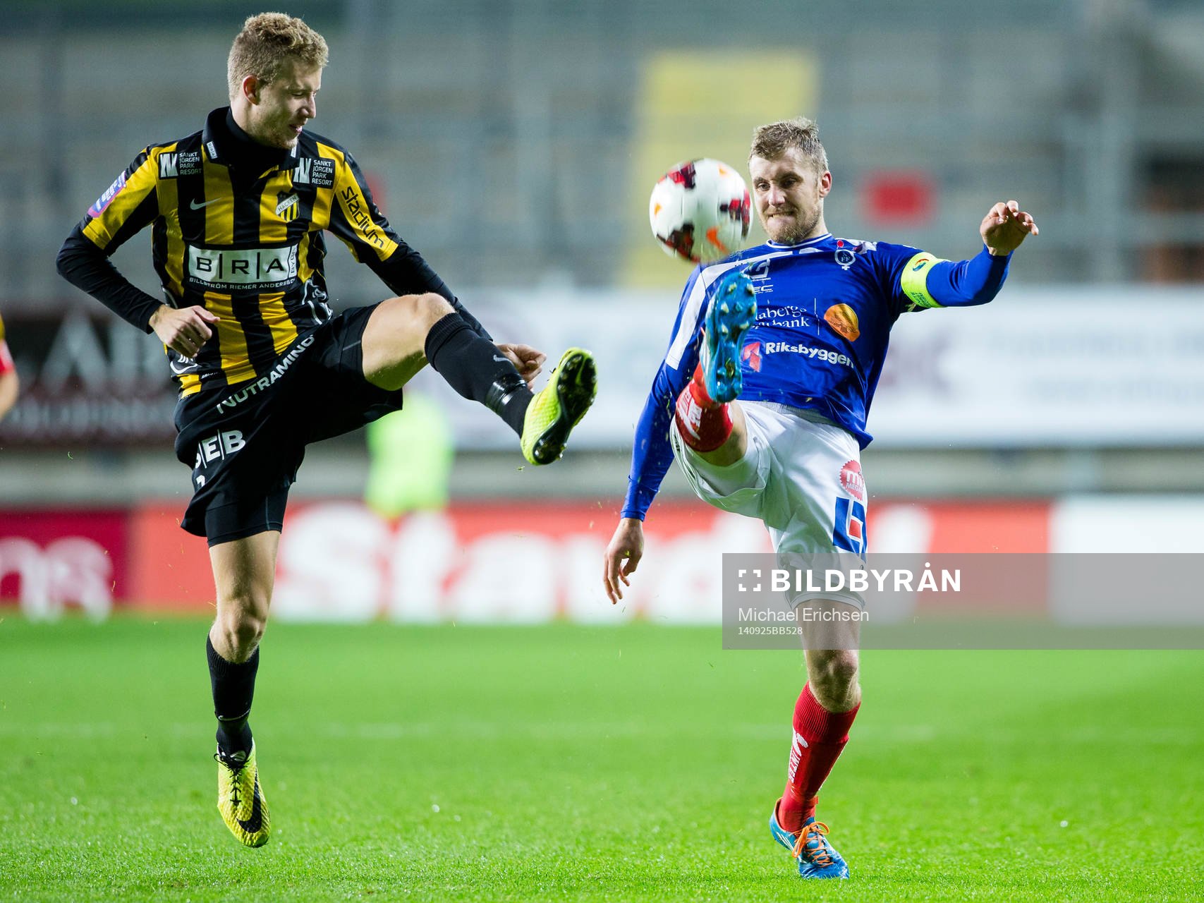 Häckens Simon Gustafson mot Åtvidabergs Daniel Hallingström under fotbollsmatchen i Allsvenskan mellan Häcken - Åtvidaberg den 25 september 2014 i Göteborg.