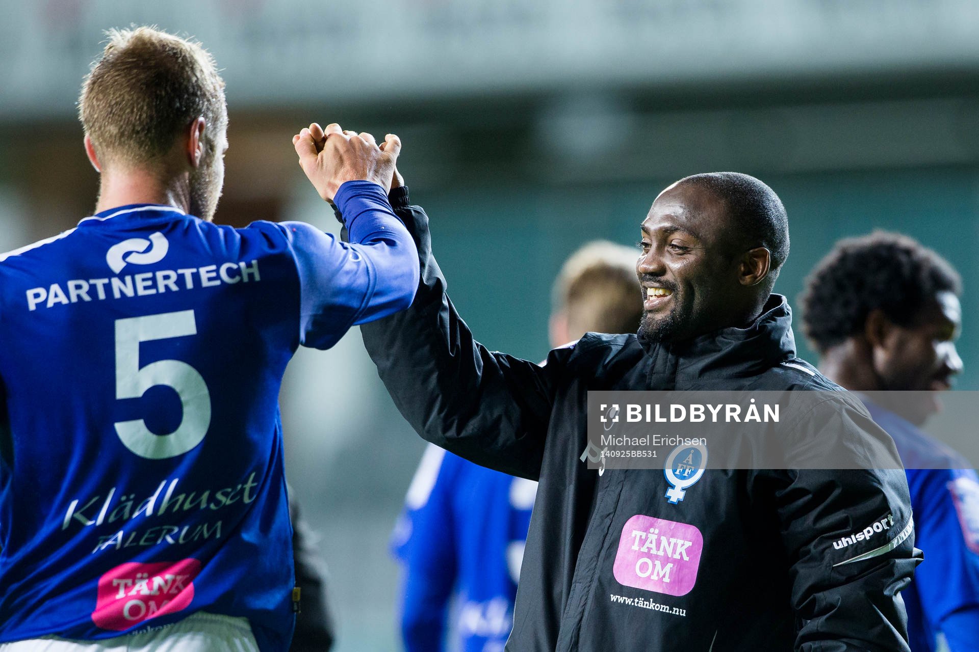 Åtvidabergs Daniel Hallingström gör high five med