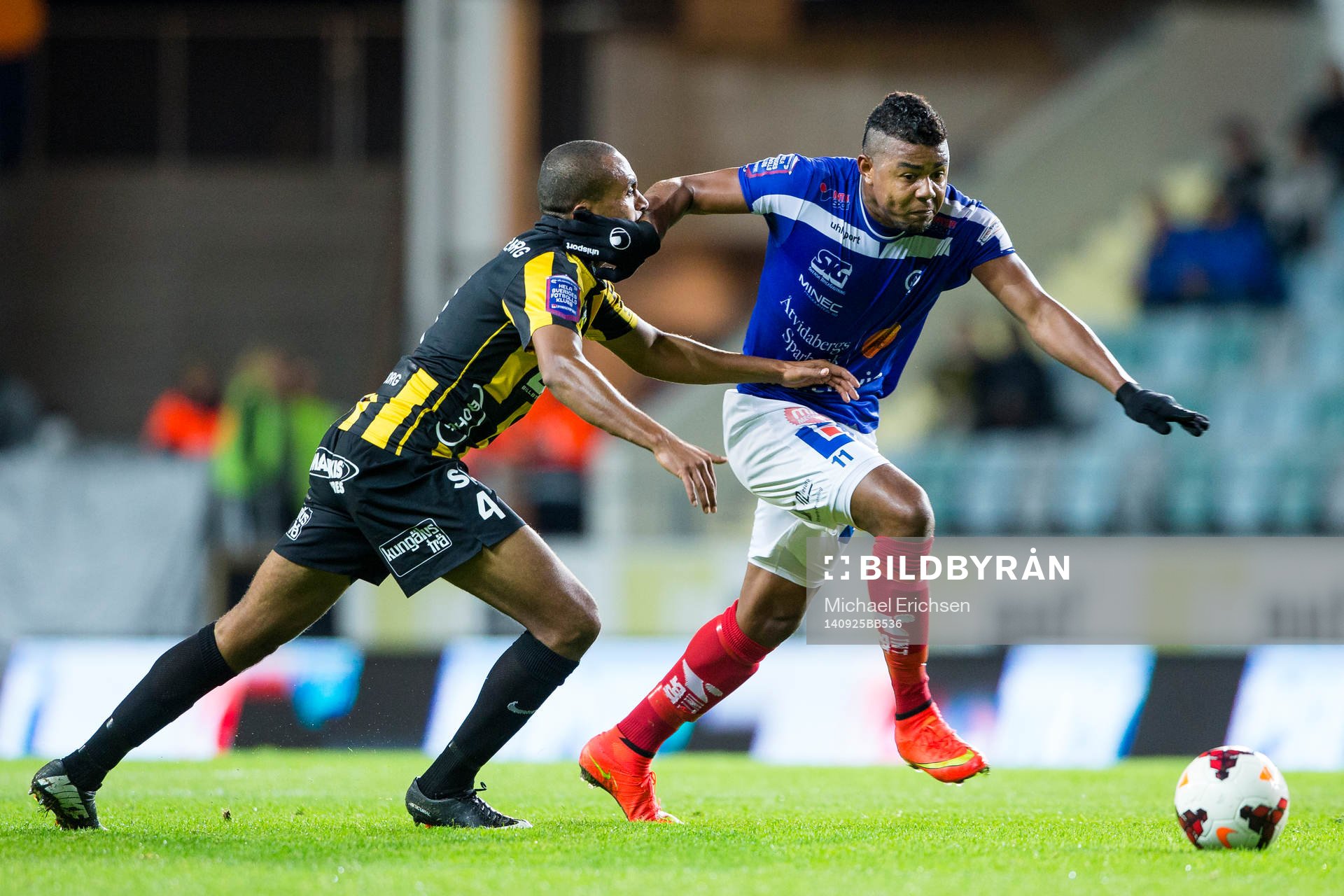 Häckens Walid Atta blir tunnlad och rundad av Åtvidabergs