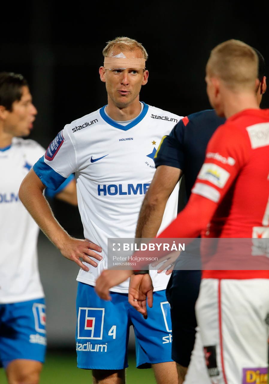 Norrköpings Andreas Johansson med tejpat huvud