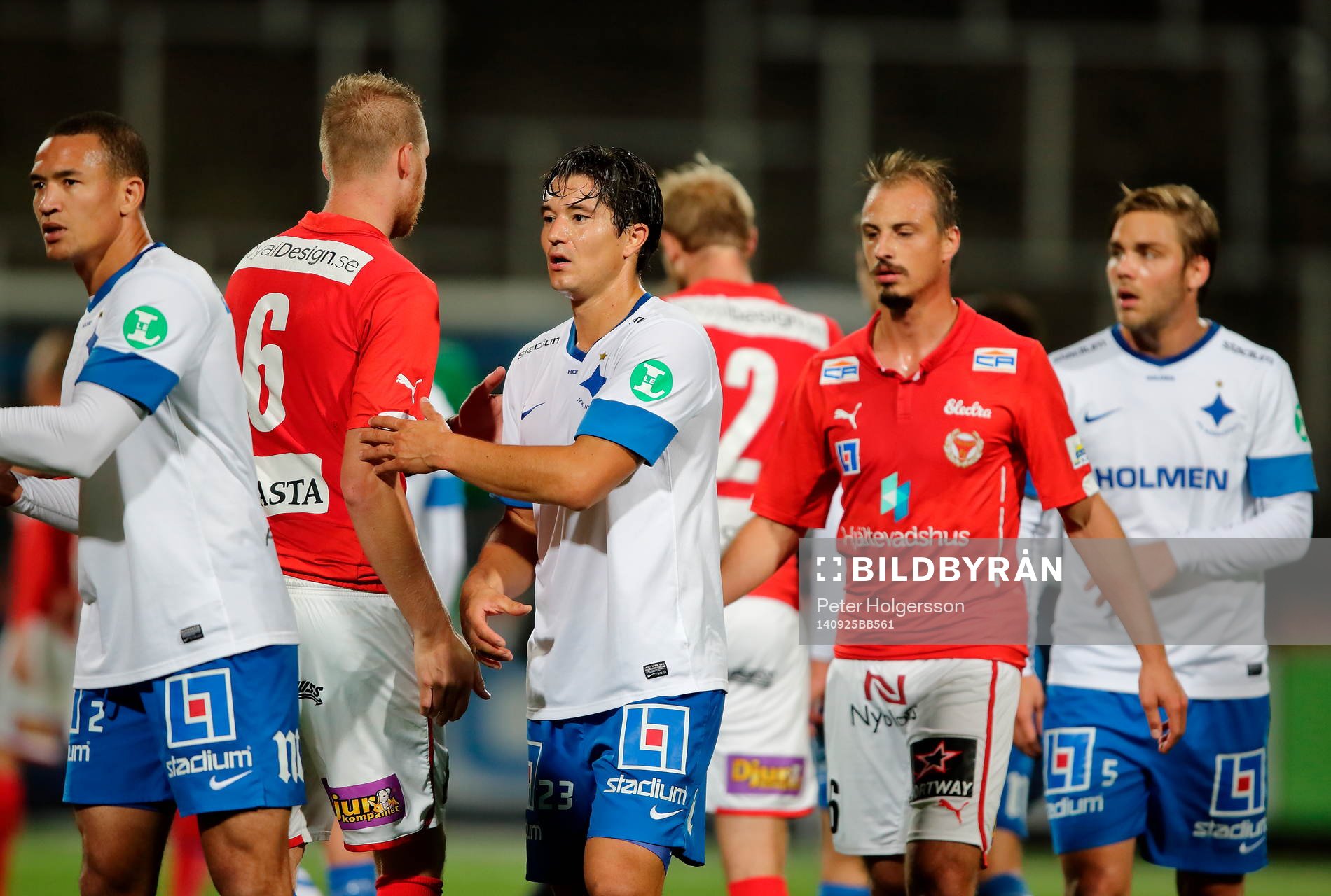 Spelarna tackar varandra