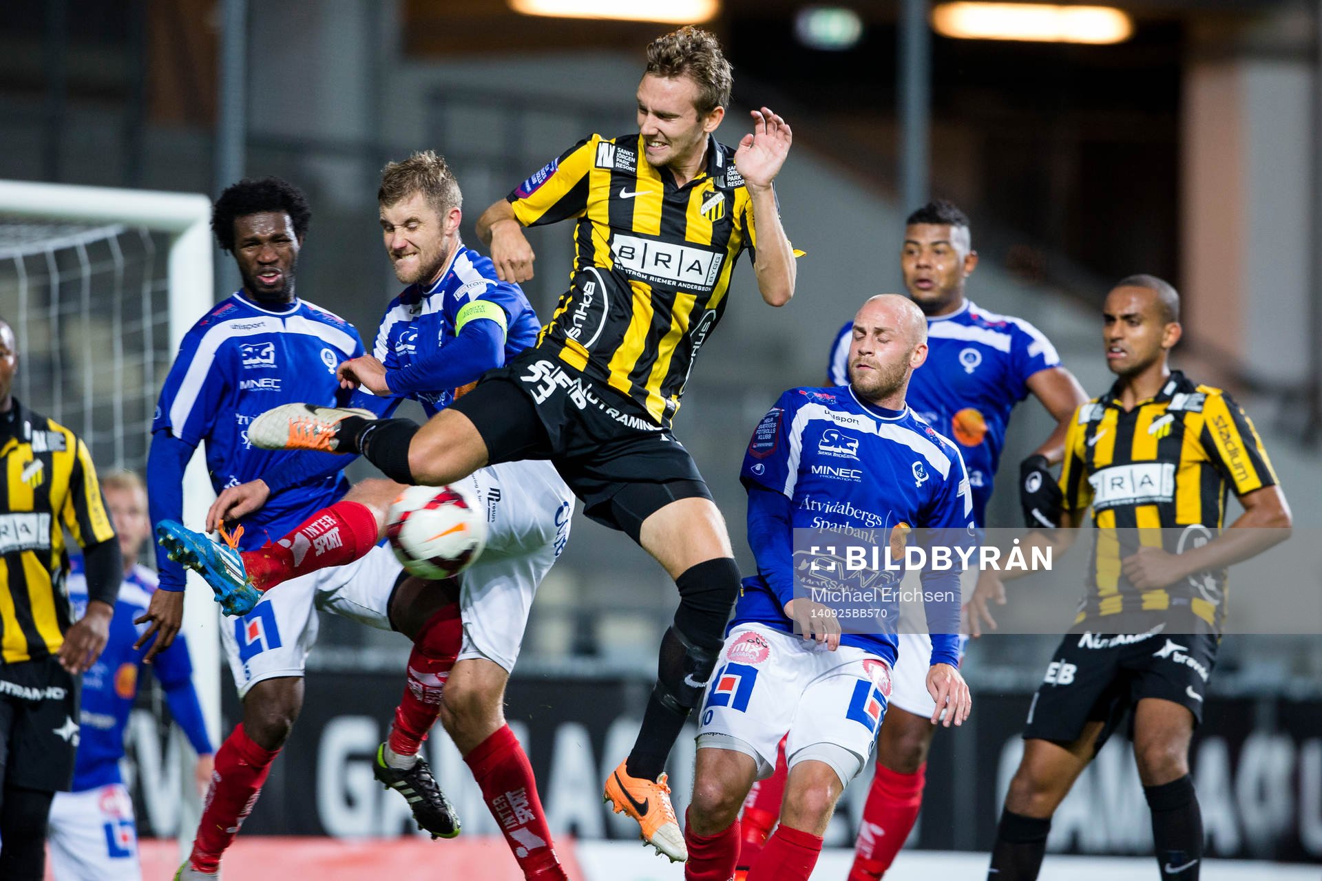 Åtvidabergs Daniel Hallingström i kamp med Häckens Simon Sandberg under fotbollsmatchen i Allsvenskan mellan Häcken - Åtvidaberg den 25 september 2014 i Göteborg.