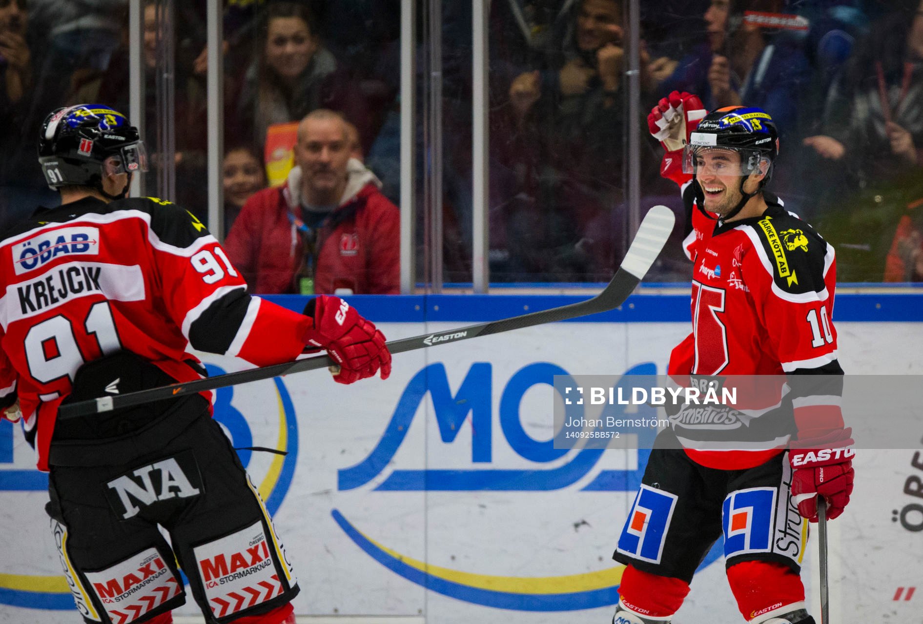 Örebros Derek Ryan gör 2-0 och jublar med Jakub Krejcik