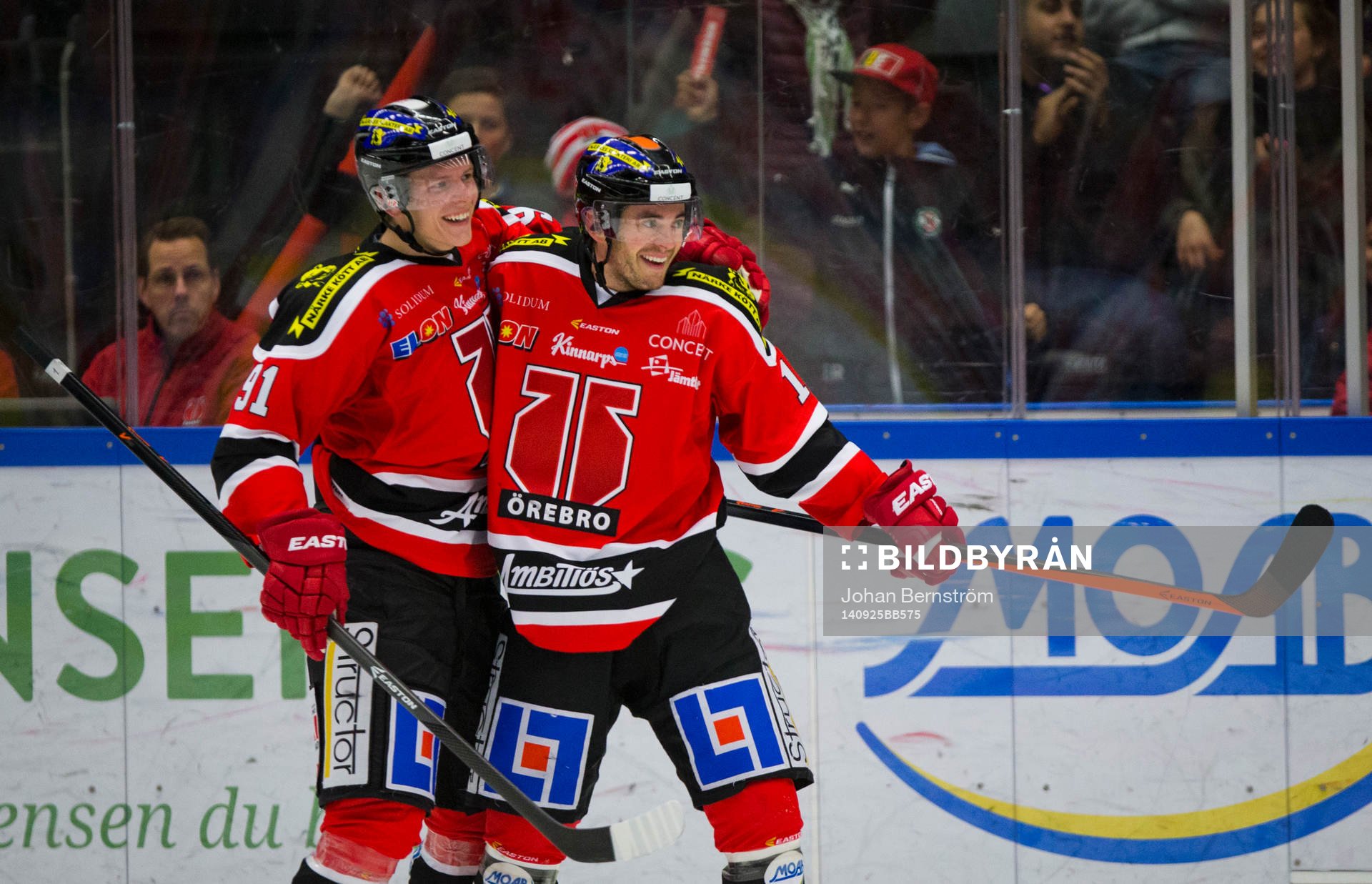 Örebros Derek Ryan gör 2-0 och jublar med Jakub Krejcik
