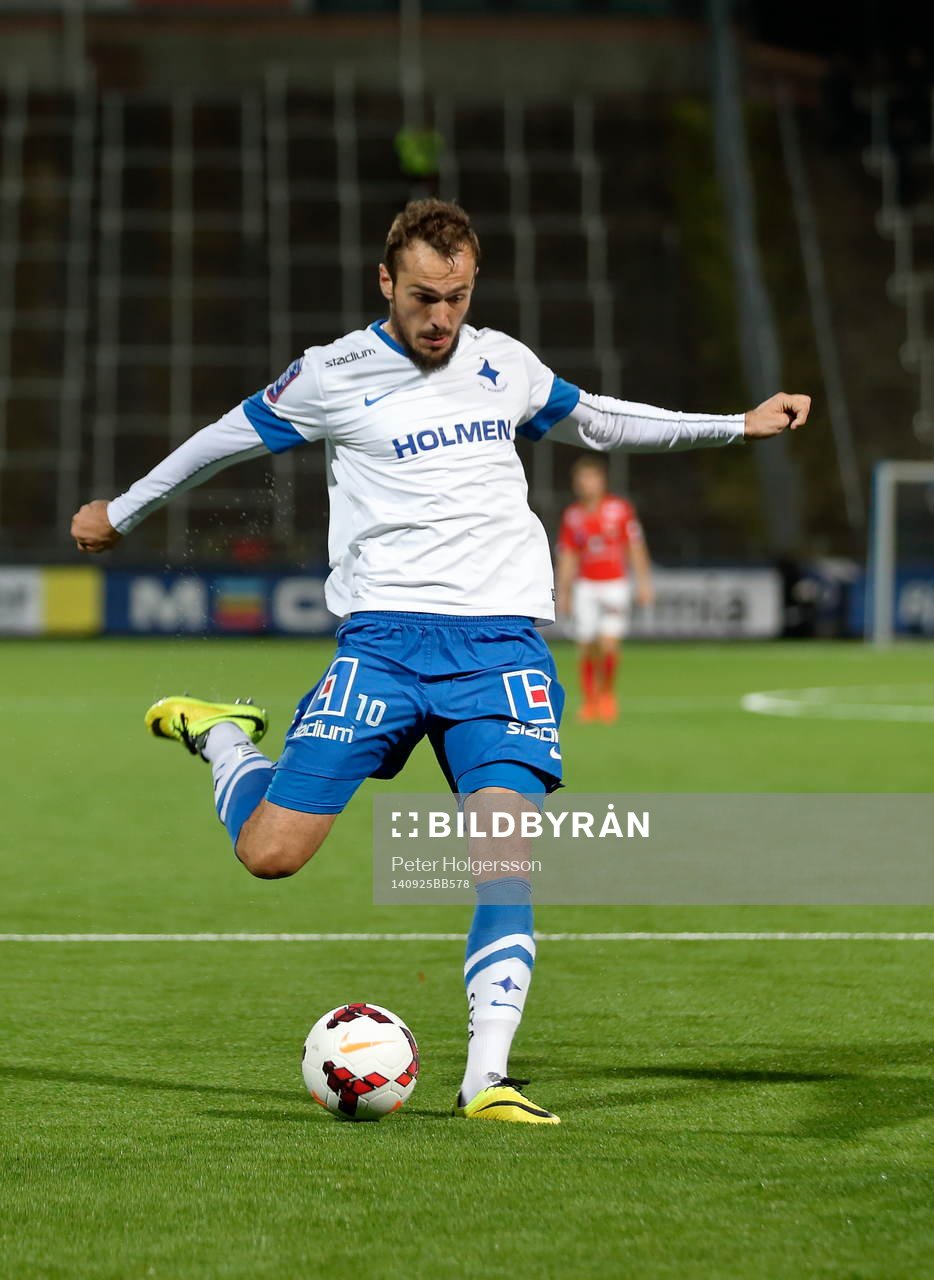Norrköpings Emir Kujovic skjuter under fotbollsmatchen i Allsvenskan mellan Norrköping och Kalmar den 25 september 2014 i Norrköping.