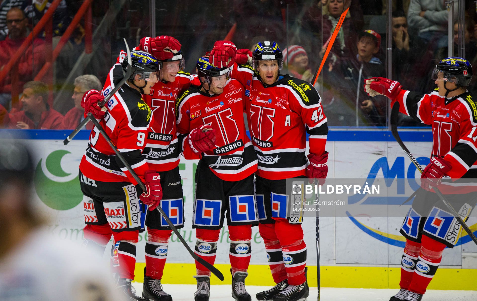 Örebros Derek Ryan gör 2-0 och jublar med Jakub Krejcik,
