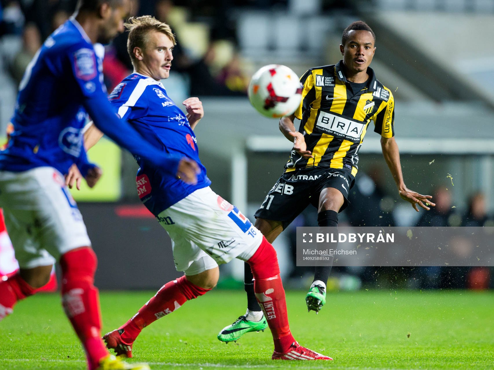 Häckens Nasiru Mohammed skjuter ett skott som går i stolpen under fotbollsmatchen i Allsvenskan mellan Häcken - Åtvidaberg den 25 september 2014 i Göteborg.