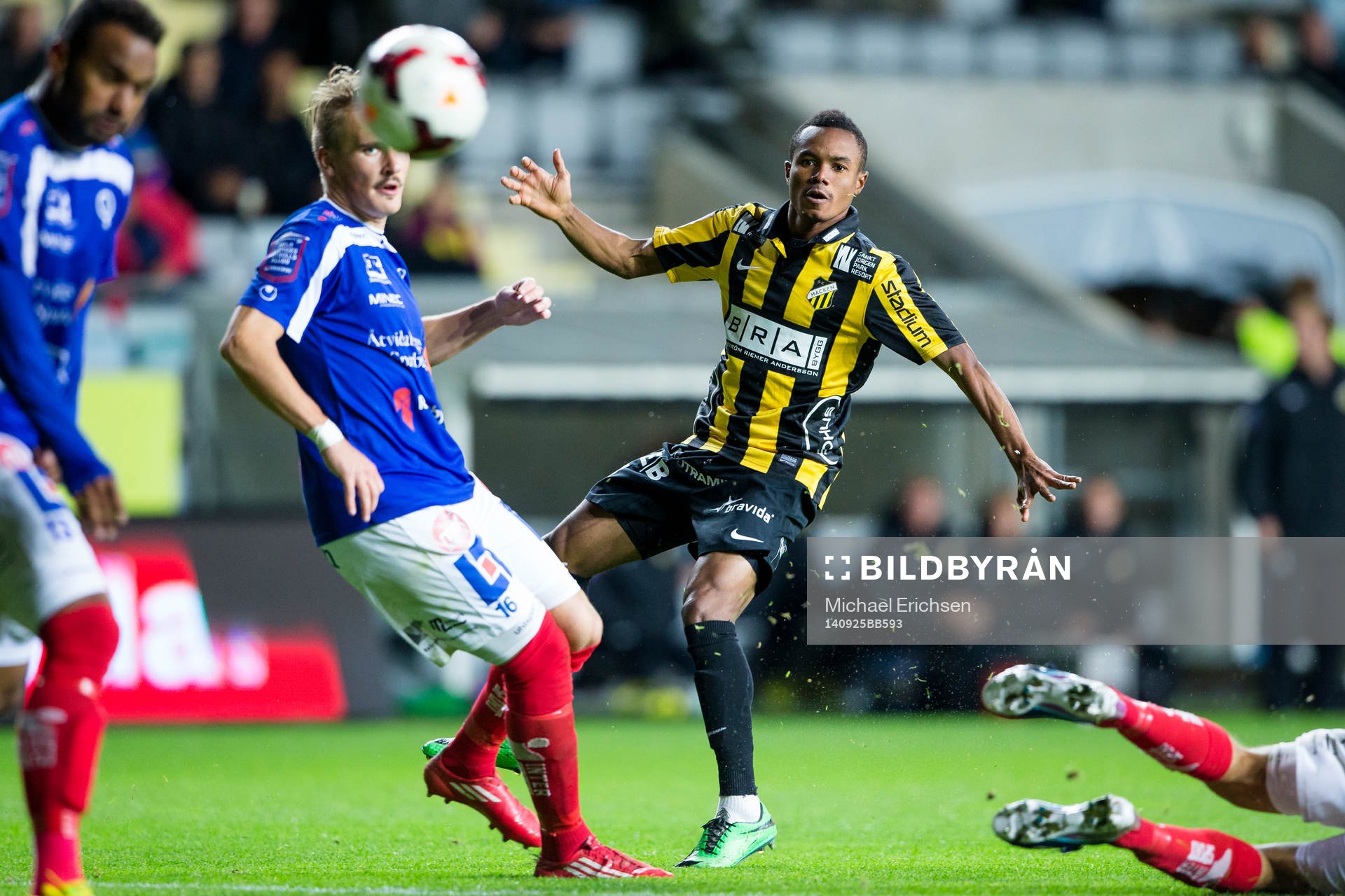 Häckens Nasiru Mohammed skjuter ett skott som går i stolpen under fotbollsmatchen i Allsvenskan mellan Häcken - Åtvidaberg den 25 september 2014 i Göteborg.