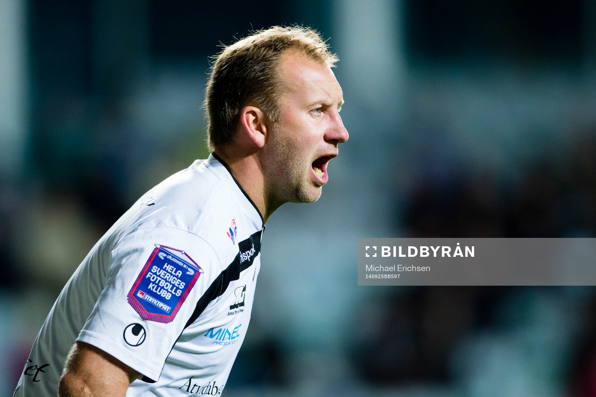 Åtvidabergs målvakt Henrik Gustavsson manar på sitt