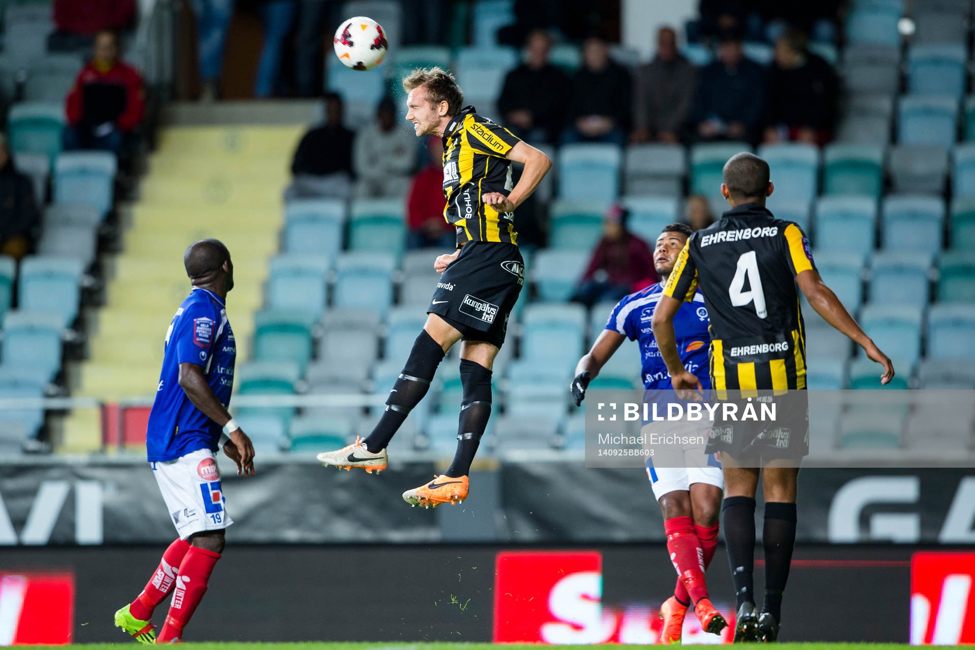 Häckens Simon Sandberg nickar bort bollen
