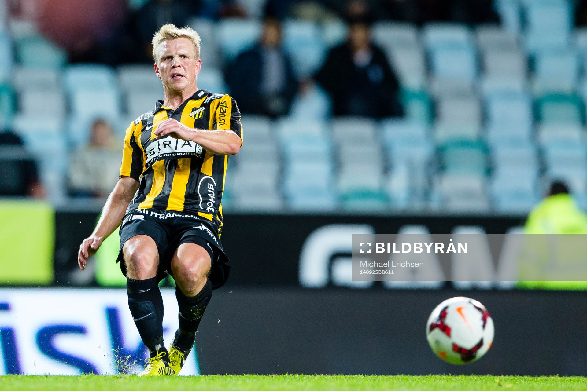 Häckens David Frölund slår en passning