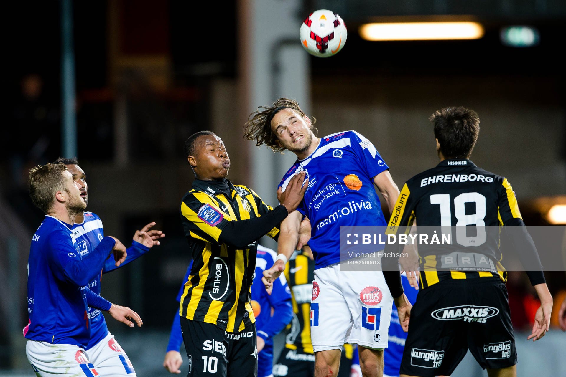 Åtvidabergs Tom Pettersson når högst i luften mot