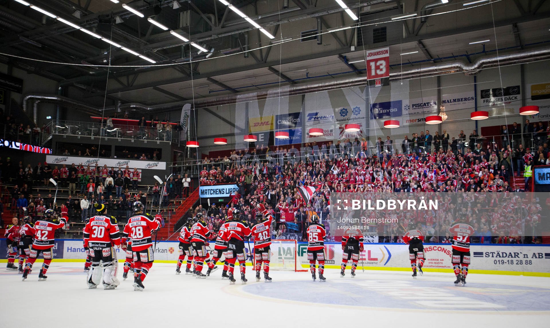 Örebro vinner med 2-0 och jublar framför fansen
