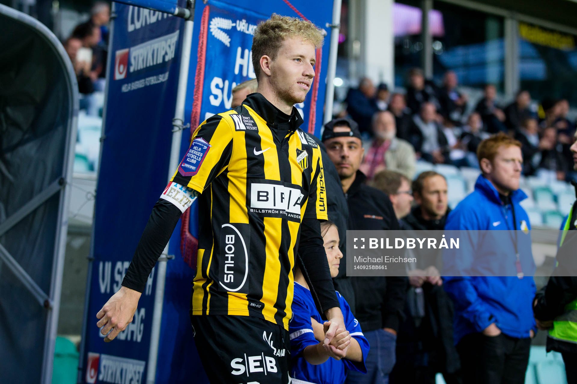 Häckens Samuel Gustafson på väg in till fotbollsmatchen