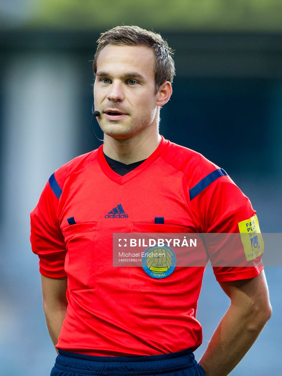 Domare Kristoffer Karlsson innan fotbollsmatchen i
