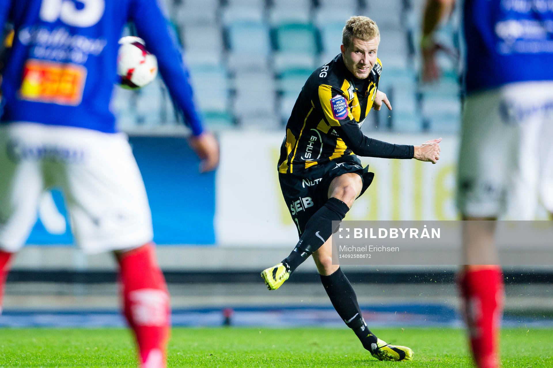 Häckens Simon Gustafson skjuter en frispark