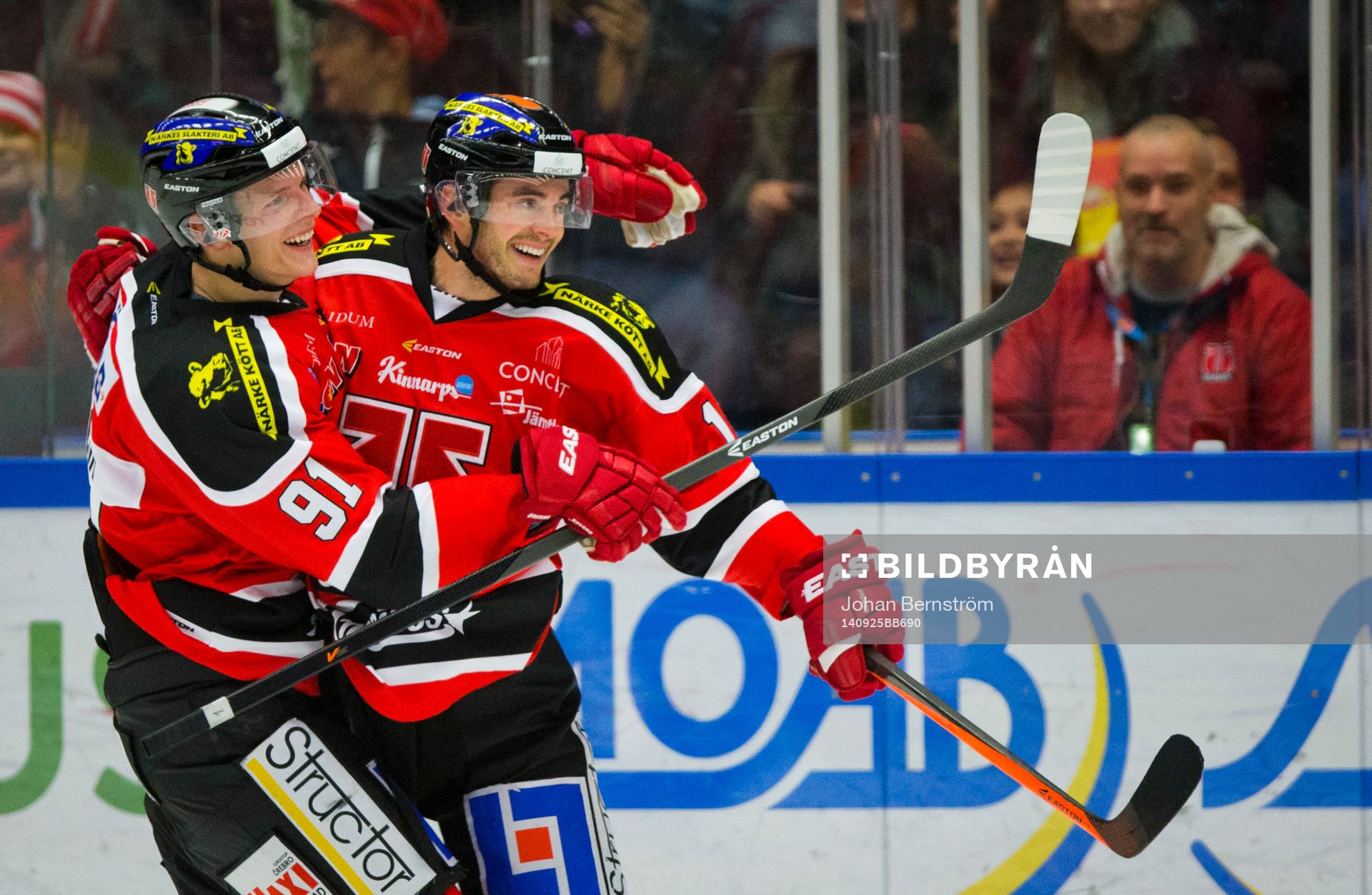 Örebros Derek Ryan gör 2-0 och jublar med Jakub Krejcik