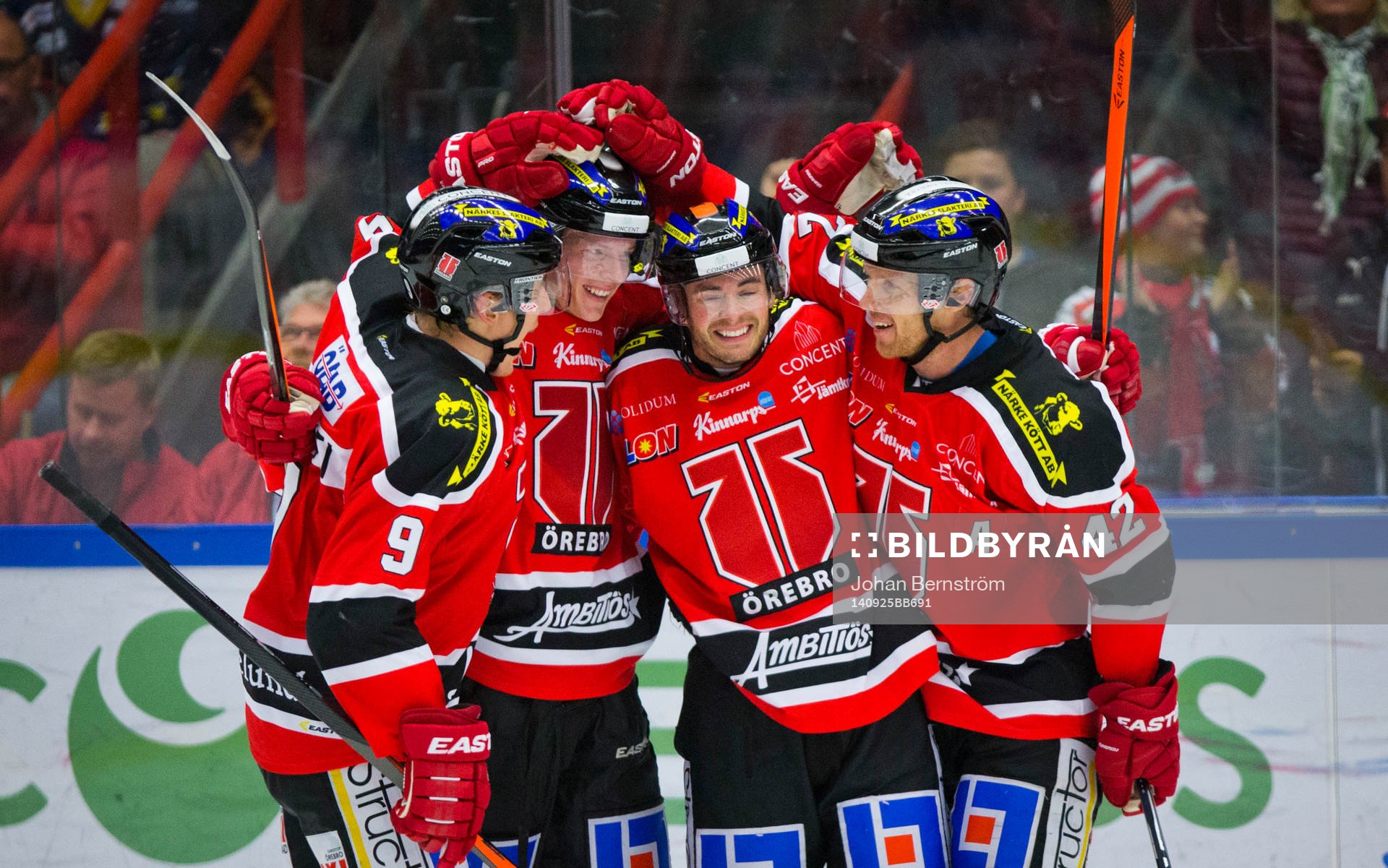 Örebros Derek Ryan gör 2-0 och jublar med Jakub Krejcik,