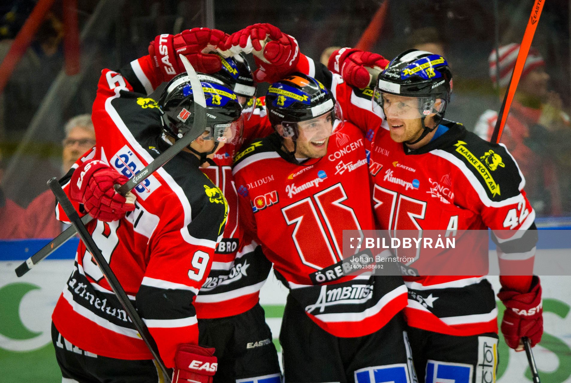 Örebros Derek Ryan gör 2-0 och jublar med Jakub Krejcik,