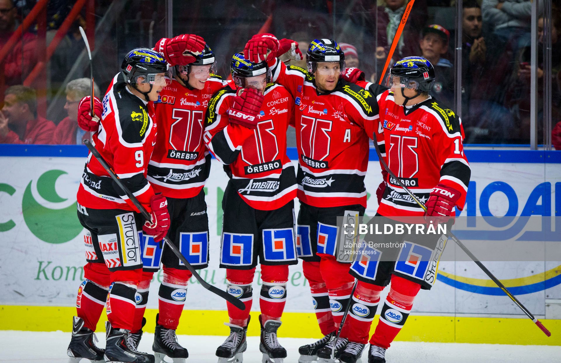 Örebros Derek Ryan gör 2-0 och jublar med Jakub Krejcik,