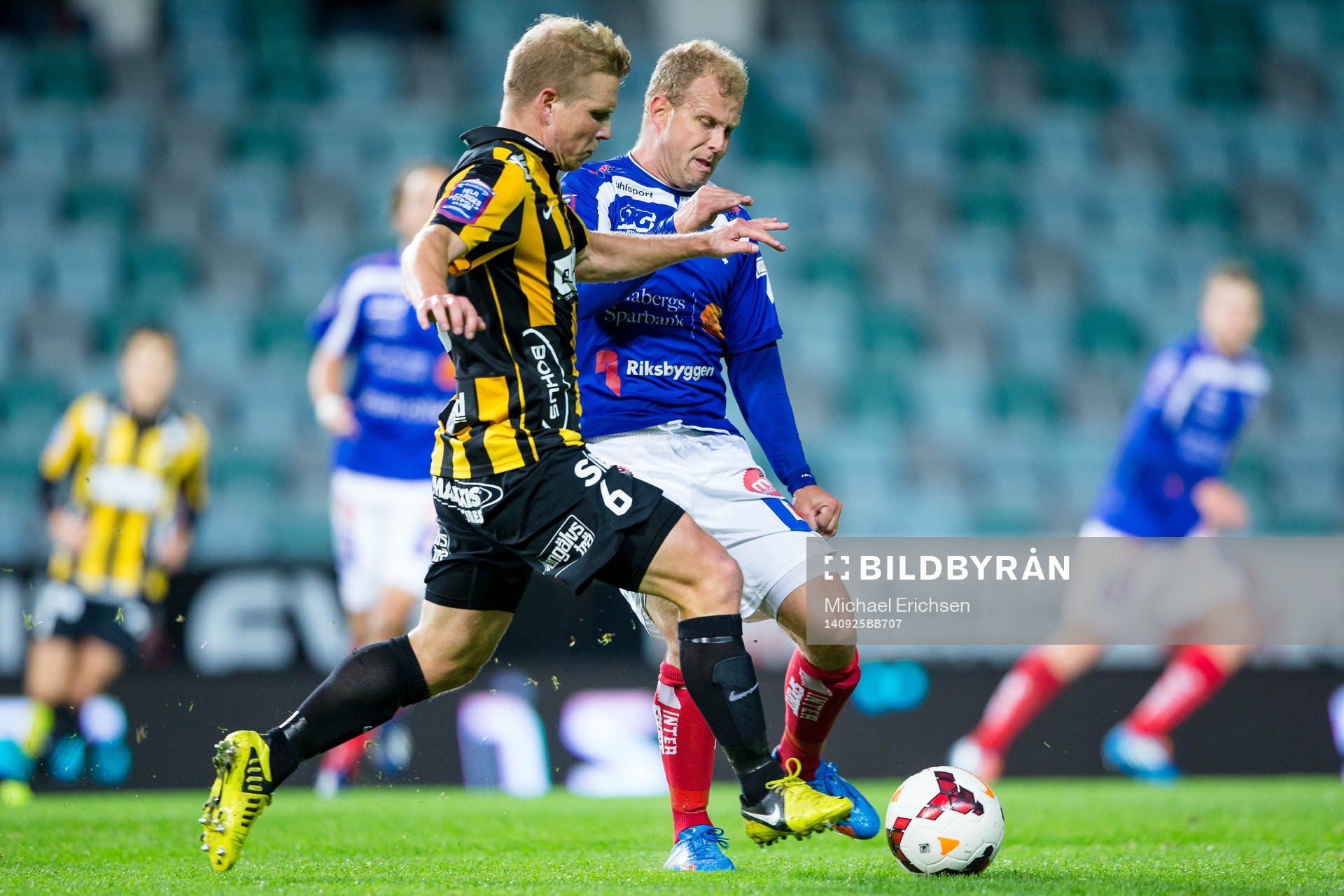 Häckens David Frölund i kamp med Åtvidabergs Kristian Bergström under fotbollsmatchen i Allsvenskan mellan Häcken - Åtvidaberg den 25 september  2014 i Göteborg.