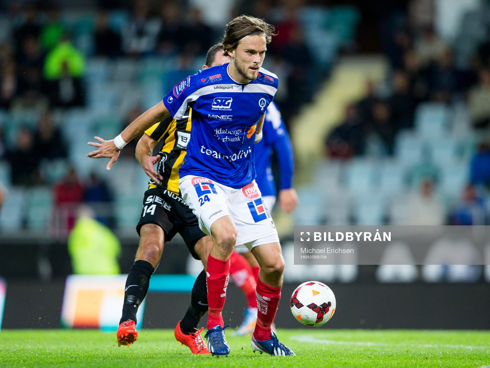 Åtvidabergs Tom Pettersson täcker bollen för Häckens