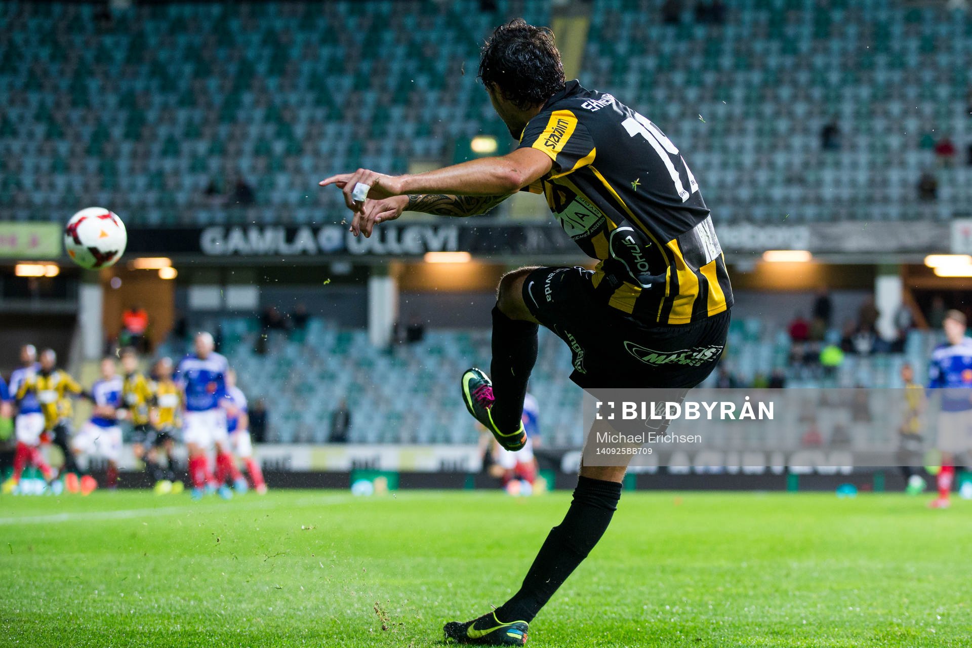 Häckens Leonard Zuta slår ett inlägg under fotbollsmatchen i Allsvenskan mellan Häcken - Åtvidaberg den 25 september  2014 i Göteborg.