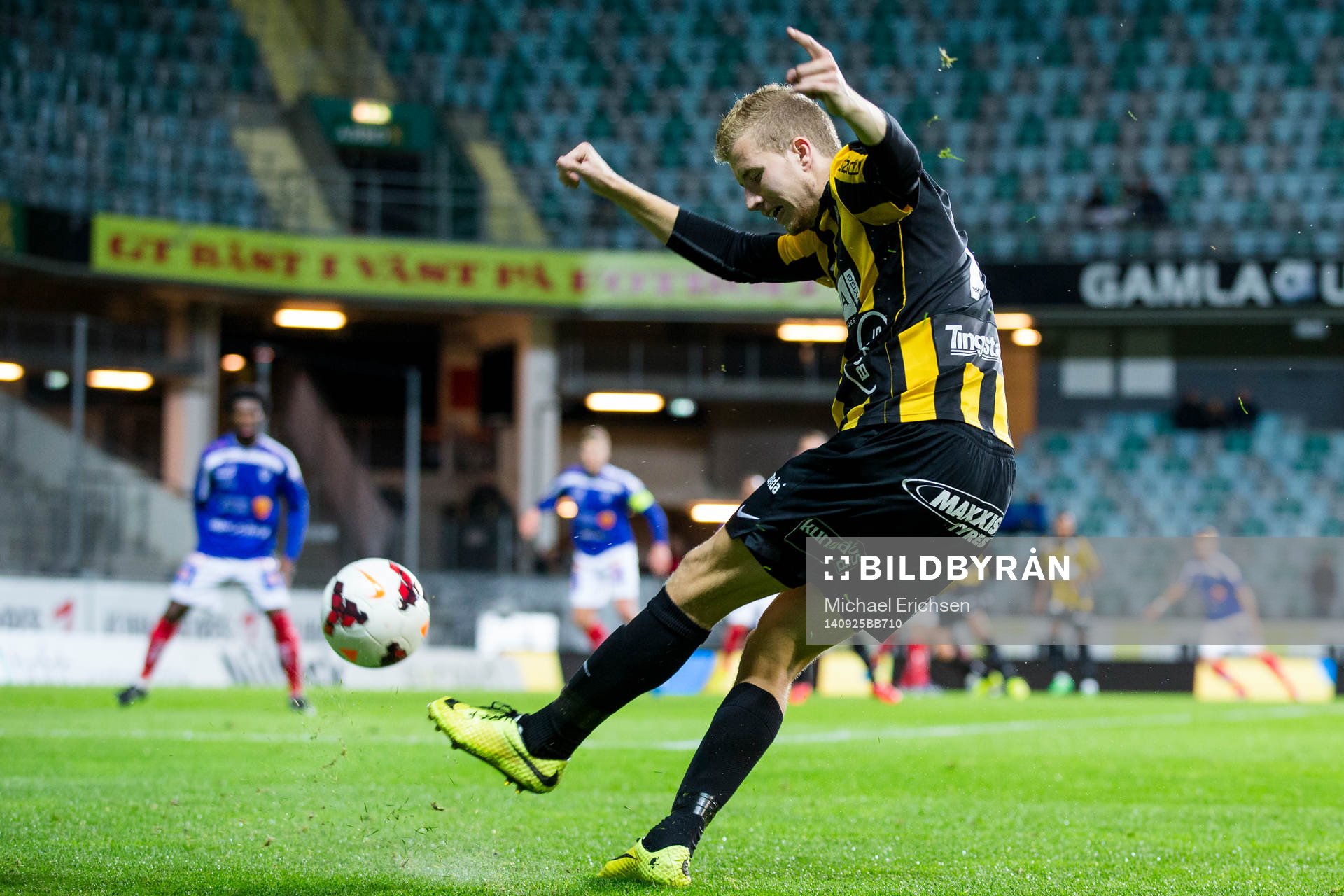 Häckens Simon Gustafson slår ett inlägg under fotbollsmatchen i Allsvenskan mellan Häcken - Åtvidaberg den 25 september 2014 i Göteborg.