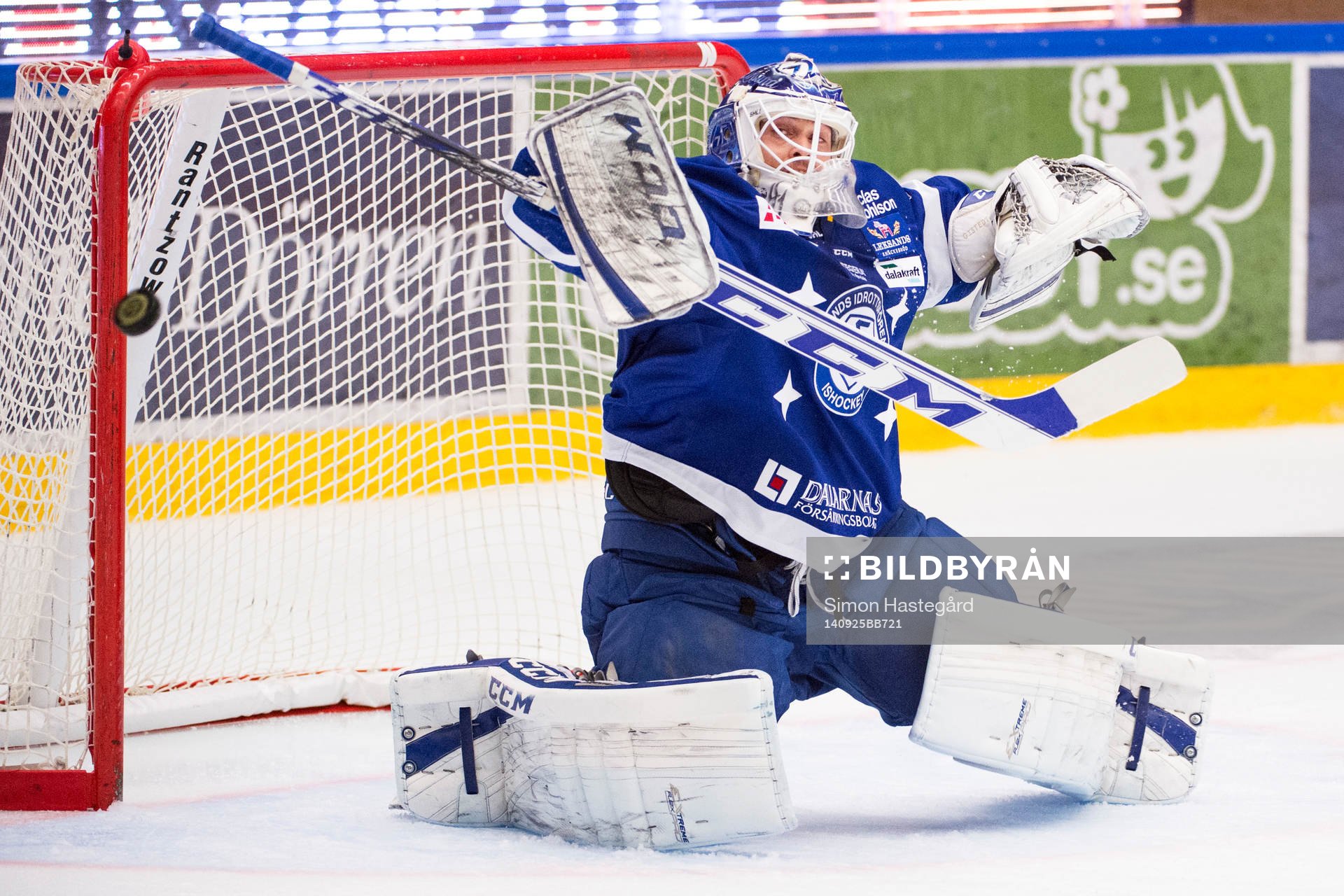 Leksands målvakt Joel Gistedt räddar skott