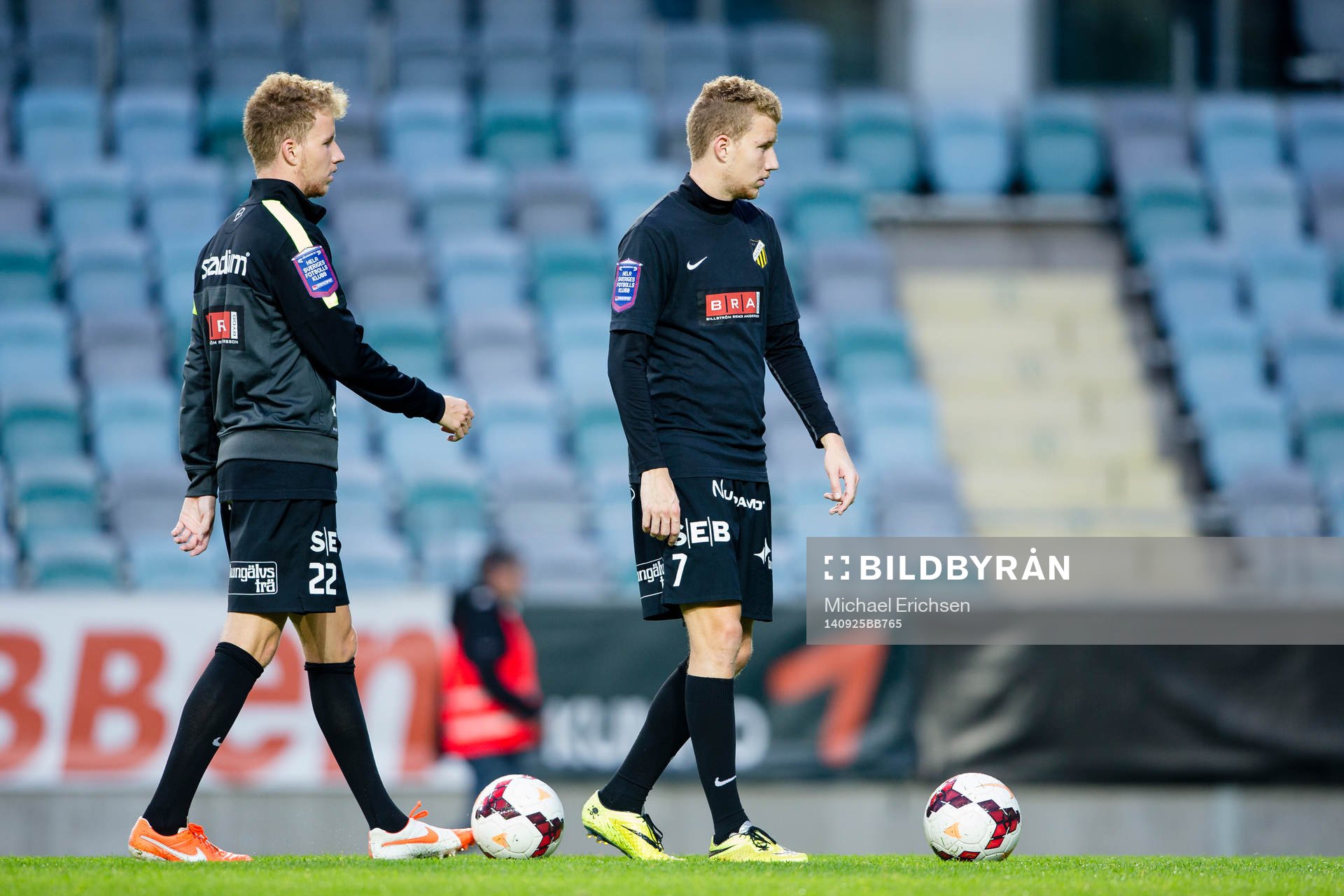 Häckens brödrapar Samuel Gustafson och Simon Gustafson under uppvärmningen innan fotbollsmatchen i Allsvenskan mellan Häcken - Åtvidaberg den 25 september  2014 i Göteborg.