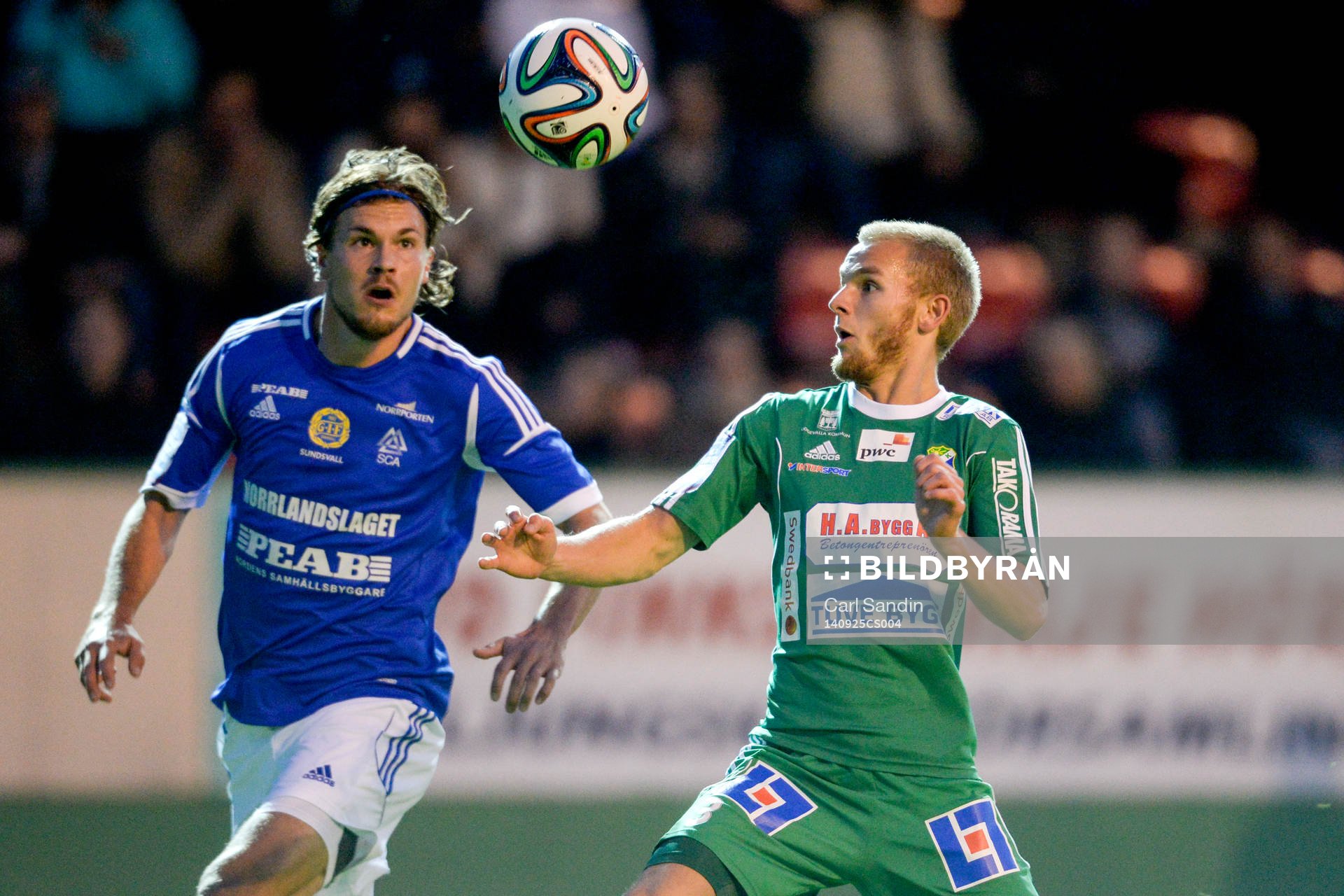 Sundsvalls Sebastian Rajalakso och Ljungskiles Niclas Andersén under fotbollsmatchen i superettan mellan Ljungskile och Sundsvall den 25 september 2014 i Ljungskile.