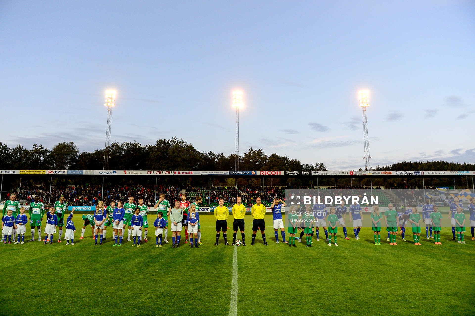 Line up innan fotbollsmatchen i superettan mellan