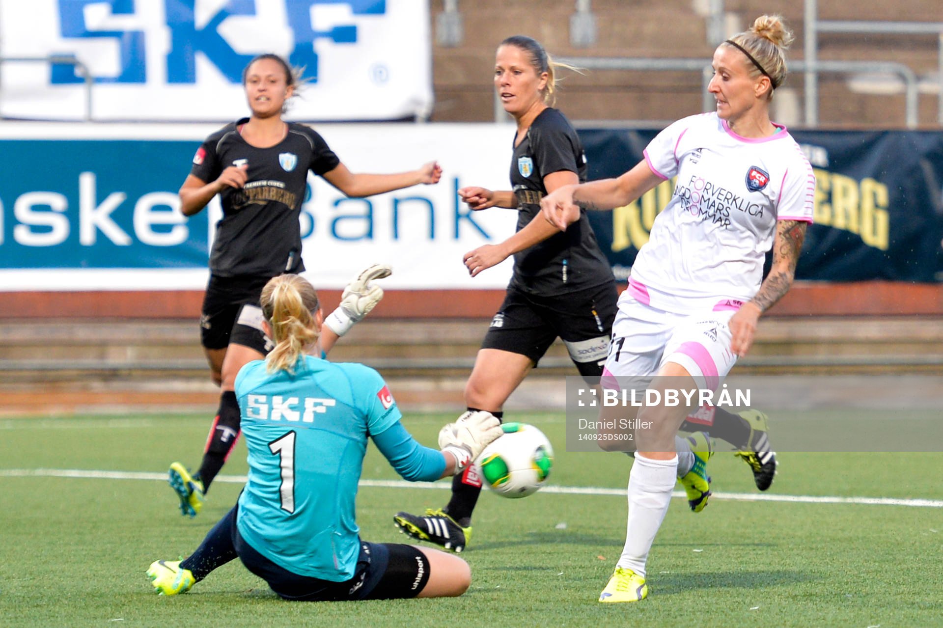 Rosengårds Anja Mittag kommer fri men Göteborgs målvakt Loes Guerts räddar under fotbollsmatchen i Damallsvenskan mellan Göteborg och Rosengård den 25 september 2014 i Göteborg.