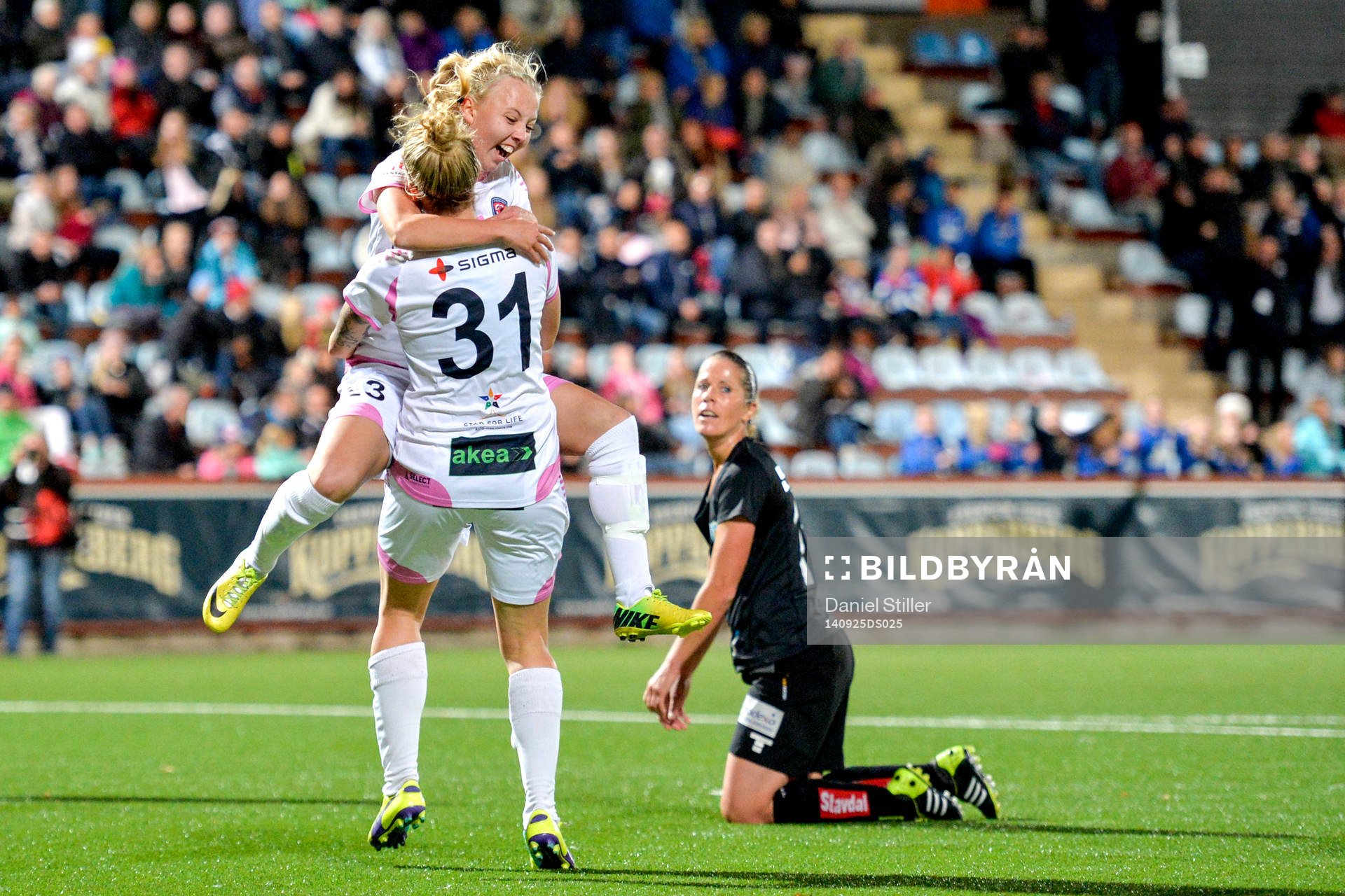 Rosengårds Nathalie Persson och Anja Mittag jublar
