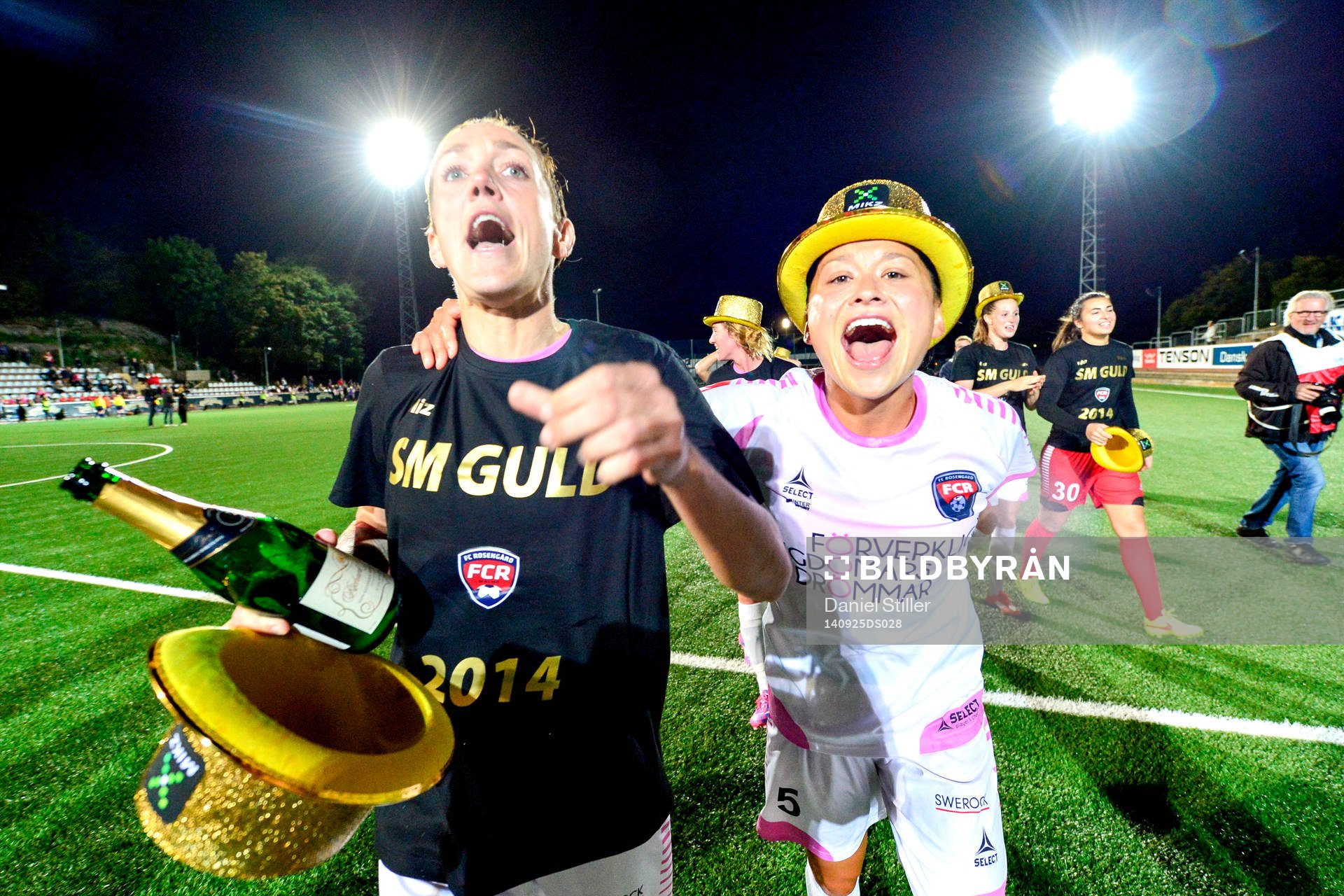 Rosengårds Therese Sjögran och Alexandra Riley jublar