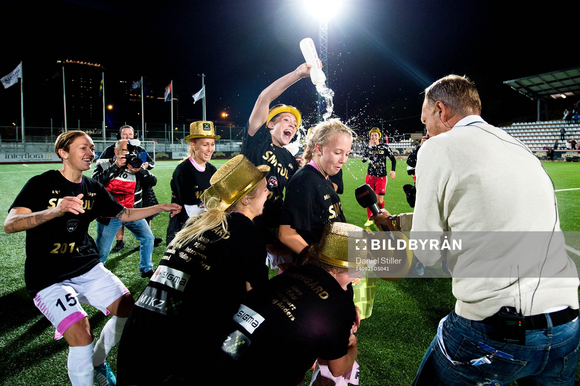 Rosengårdsspelare tömmer en flaska vatten över Nathalie