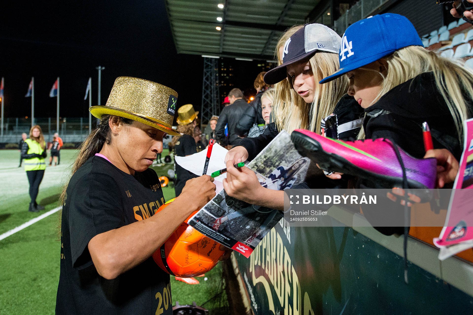 Rosengårds Marta Viera Da Silva skriver autografer efter att ha säkrat SM-guldet efter fotbollsmatchen i Damallsvenskan mellan Göteborg och Rosengård den 25 september 2014 i Göteborg.