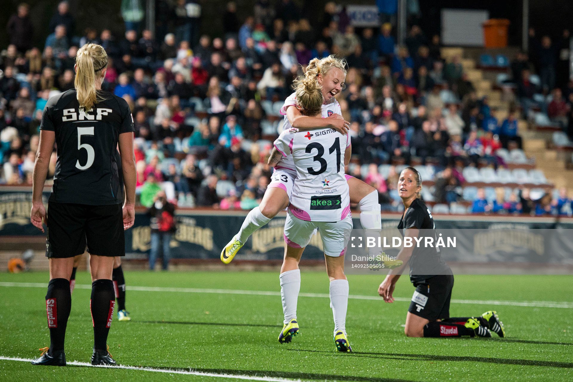 Rosengårds Nathalie Persson jublar och kramar om Anja